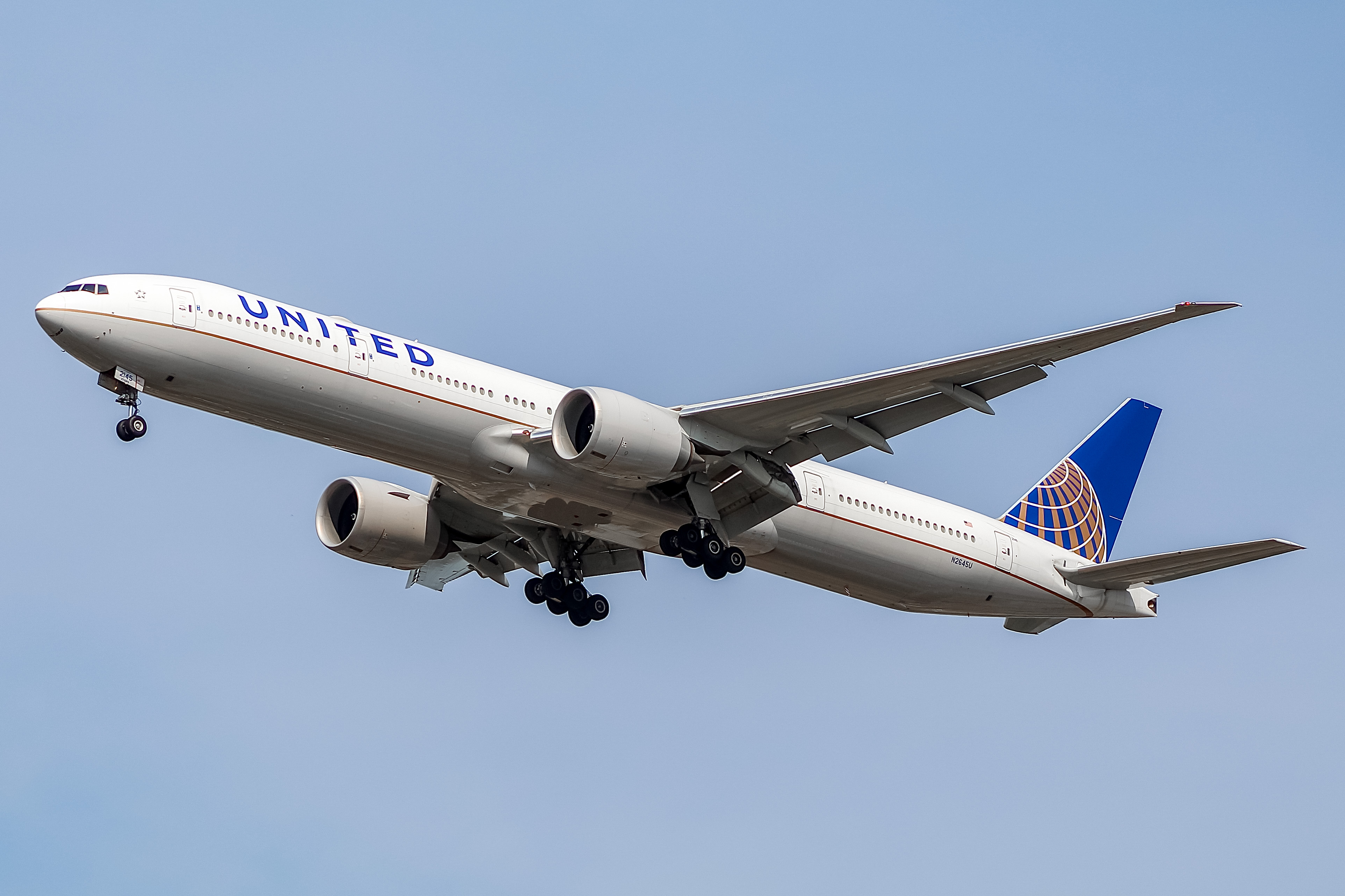 Full size: United Airlines Boeing 777-300ER N2645U at Chicago O'Hare International Airport