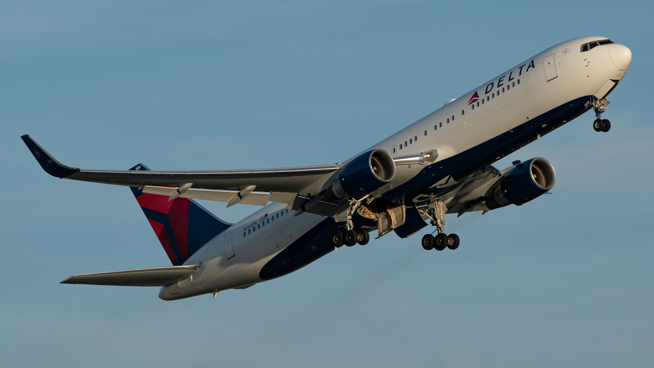 Full size: Delta Airlines Boeing 767-300ER N189DN at Hartsfield-Jackson Atlanta International Airport