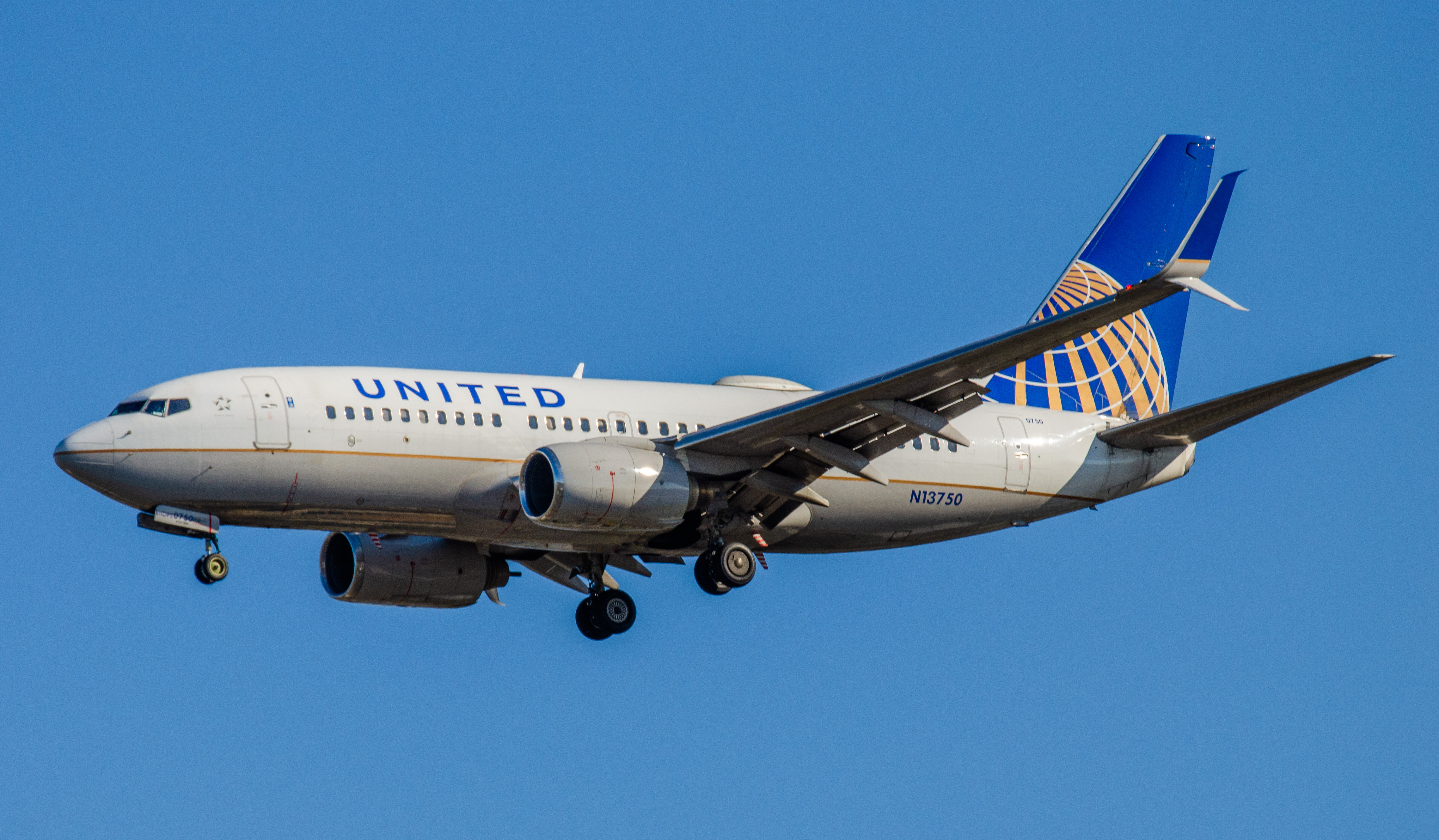 Full size: United Airlines Boeing 737-700 N13750 at Newark Liberty International Airport