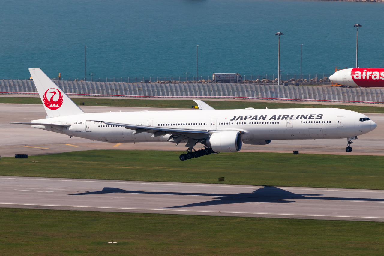 Full size: Japan Airlines Boeing 777-300ER JA735J at Hong Kong International Airport