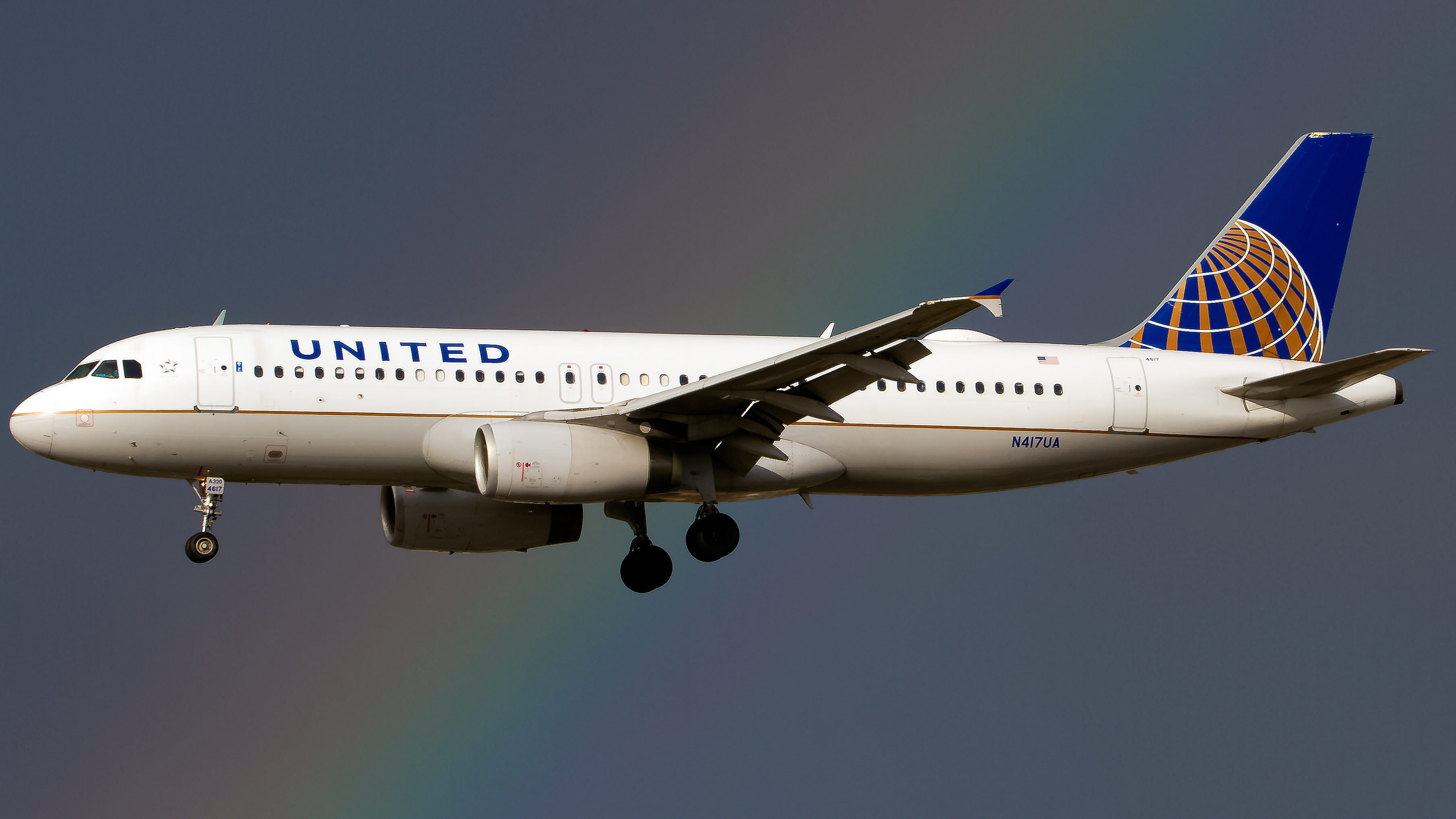 Full size: United Airlines Airbus A320 N417UA at Los Angeles International Airport