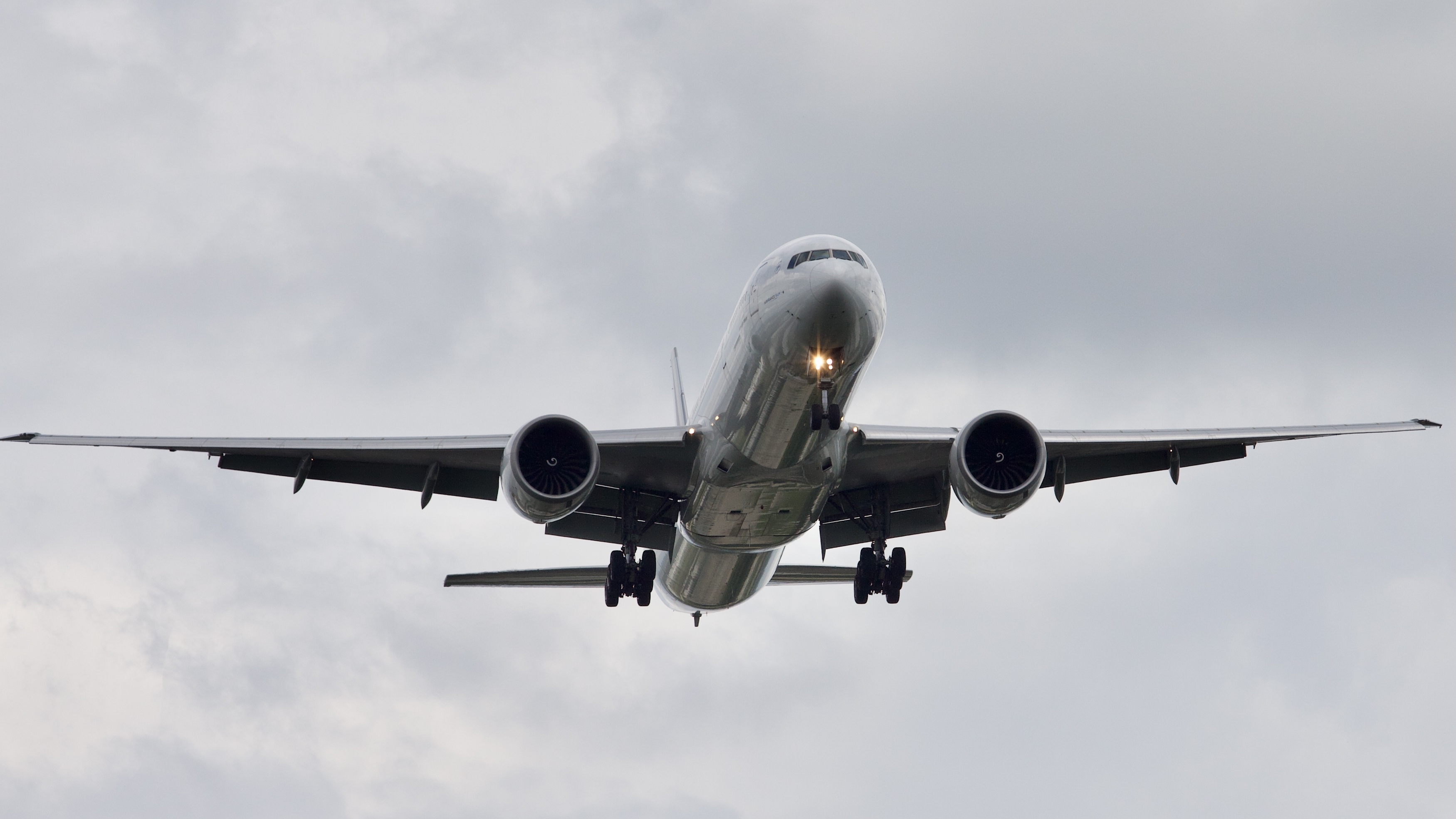 Full size: Air France Boeing 777-300ER F-GZNB at Houston-George Bush Intercontinental Airport