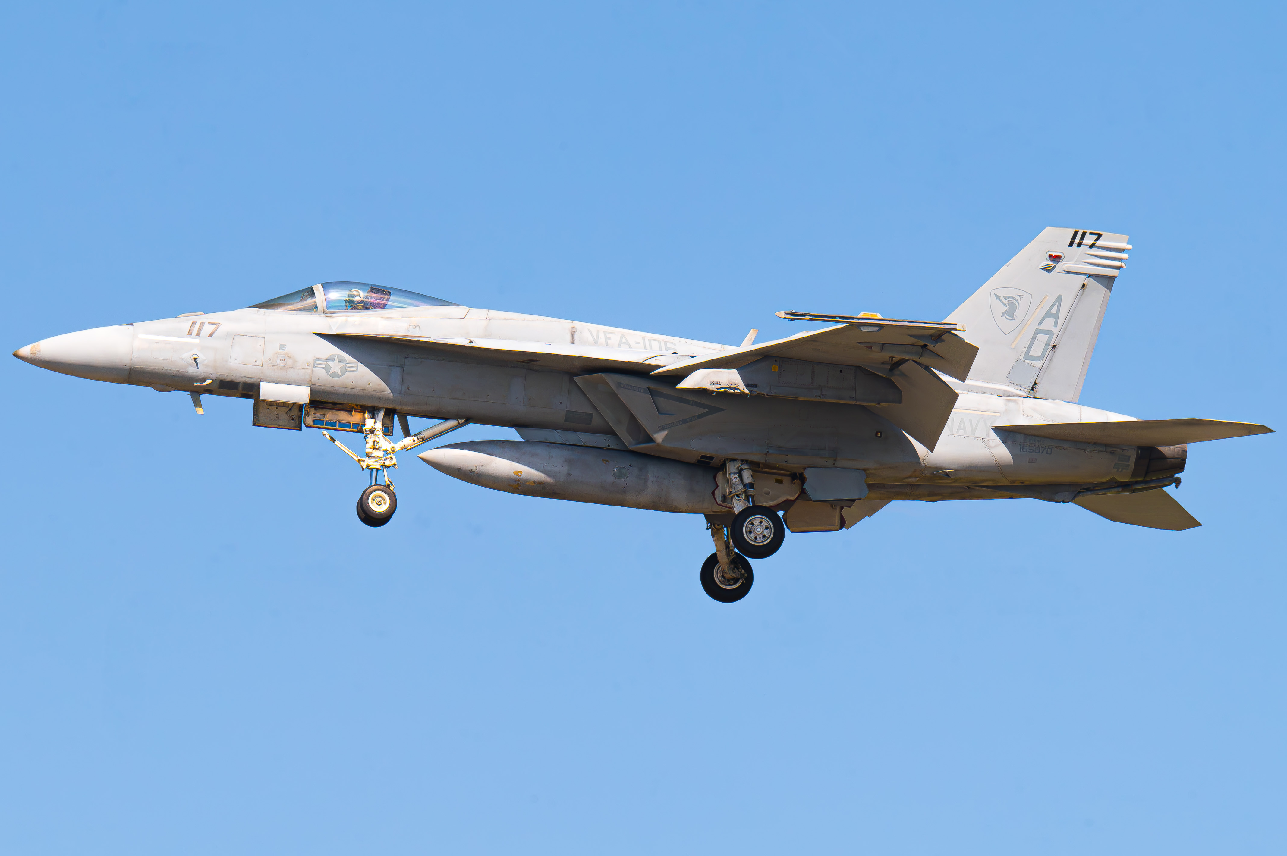 Full size: USN - United States Navy Boeing F/A-18E/F Super Hornet 165870 at North Island NAS