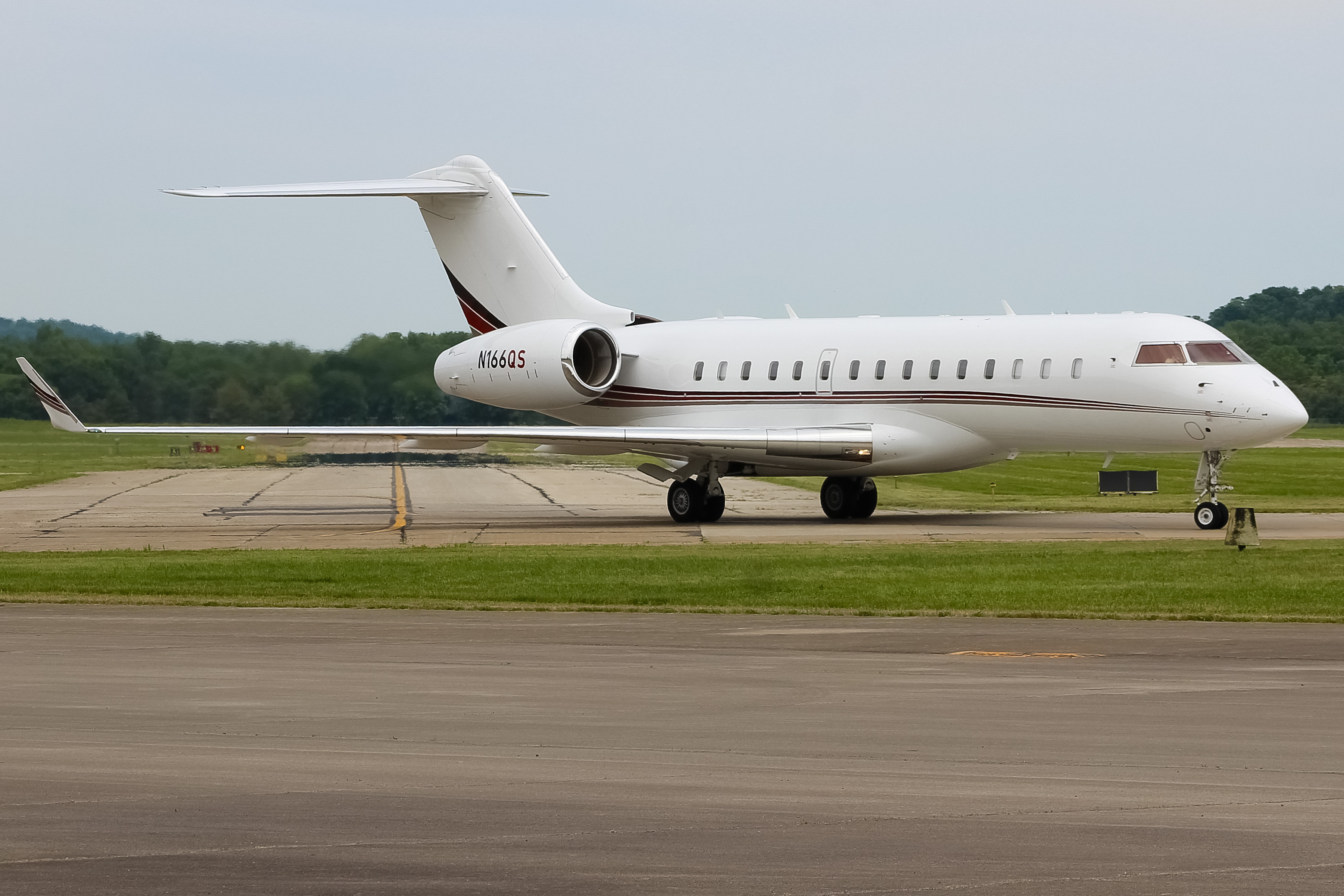 Full size: NetJets Bombardier Global 6000 N166QS at Cincinnati Municipal Airport/Lunken Field