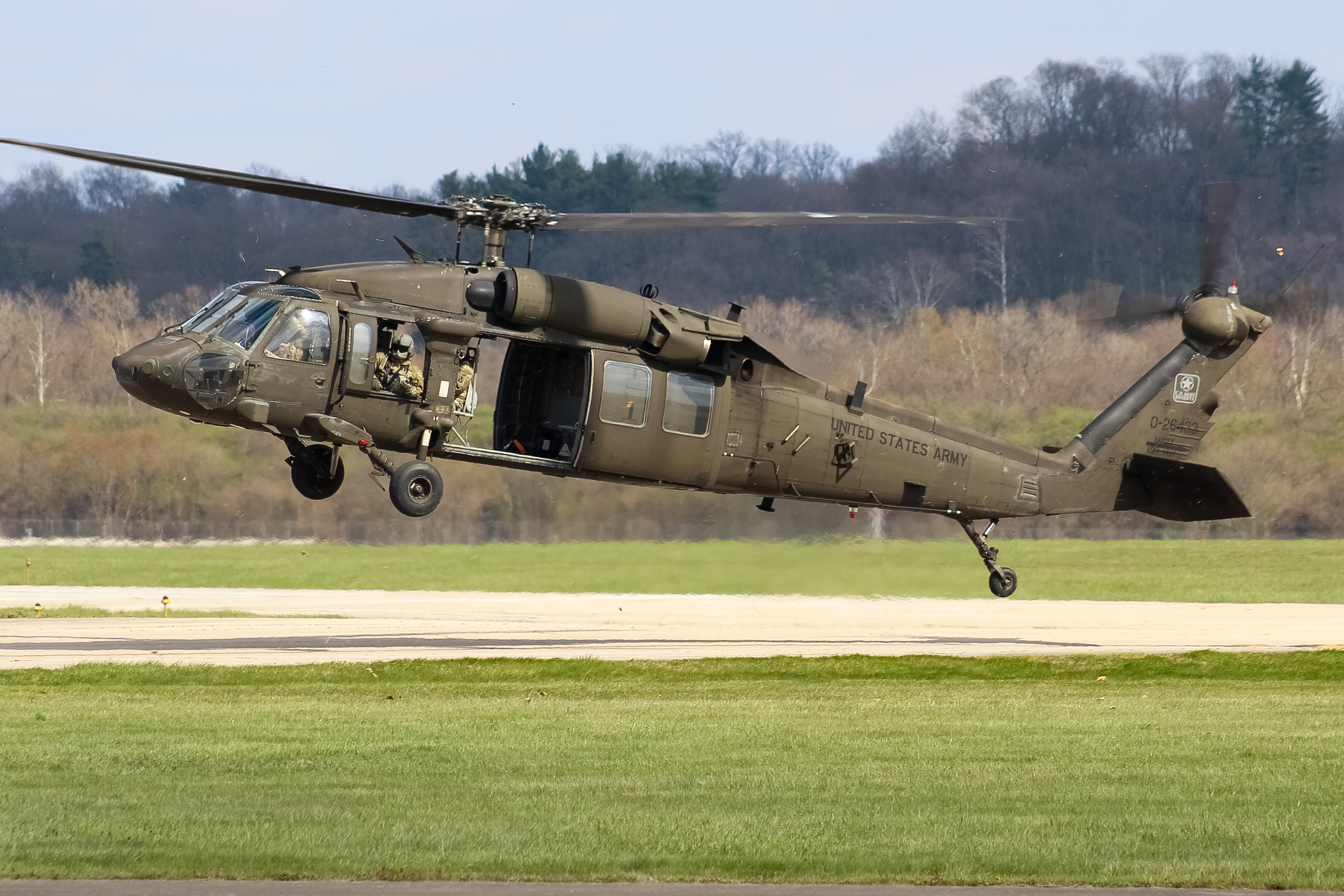Full size: USA - United States Army Sikorsky UH-60L Blackhawk 0-26433 at Cincinnati Municipal Airport/Lunken Field