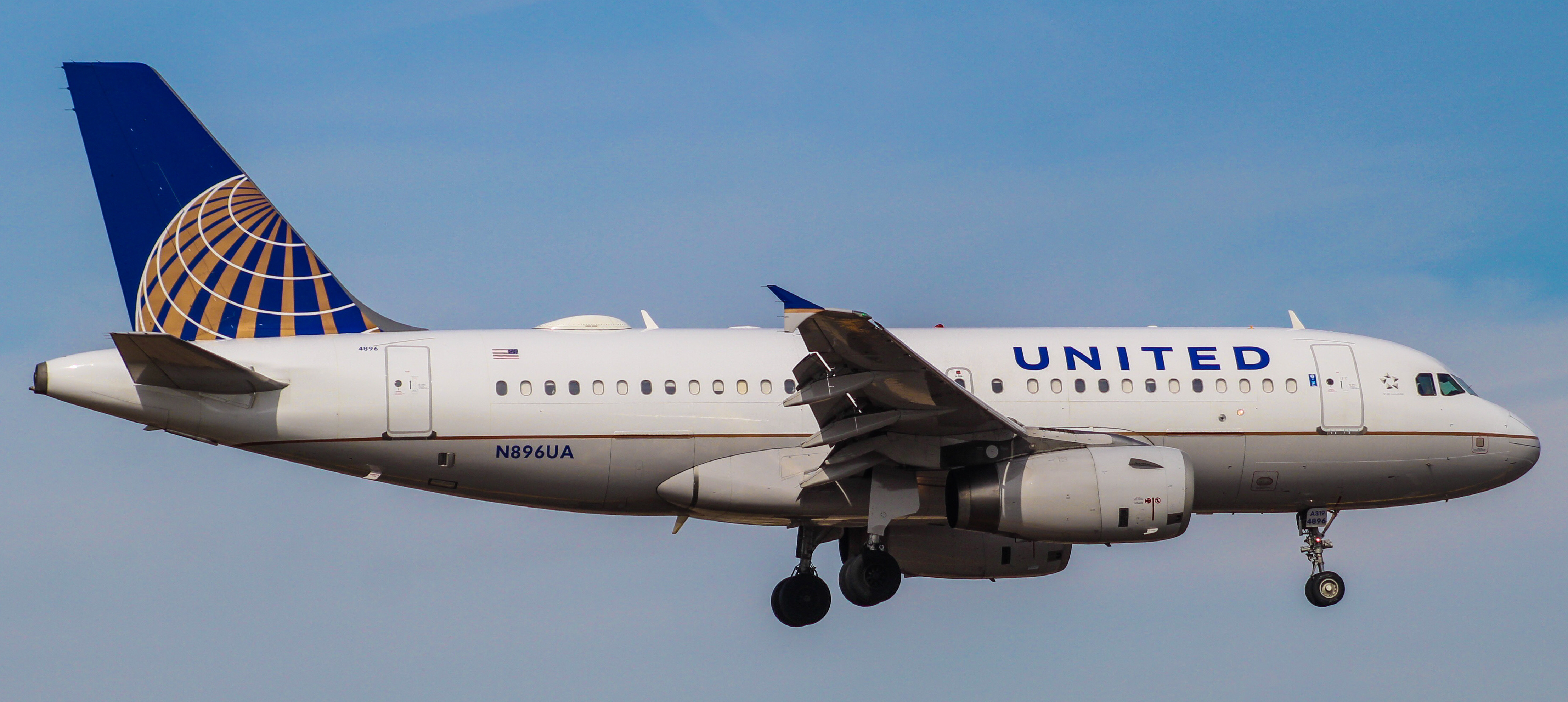 Full size: United Airlines Airbus A319 N896UA at Philadelphia International Airport