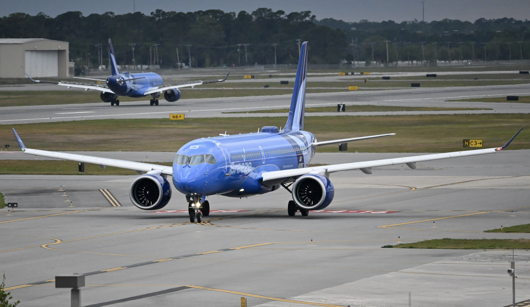 Full size: Breeze Airways Airbus A220-300 N235BZ at Daytona Beach International Airport