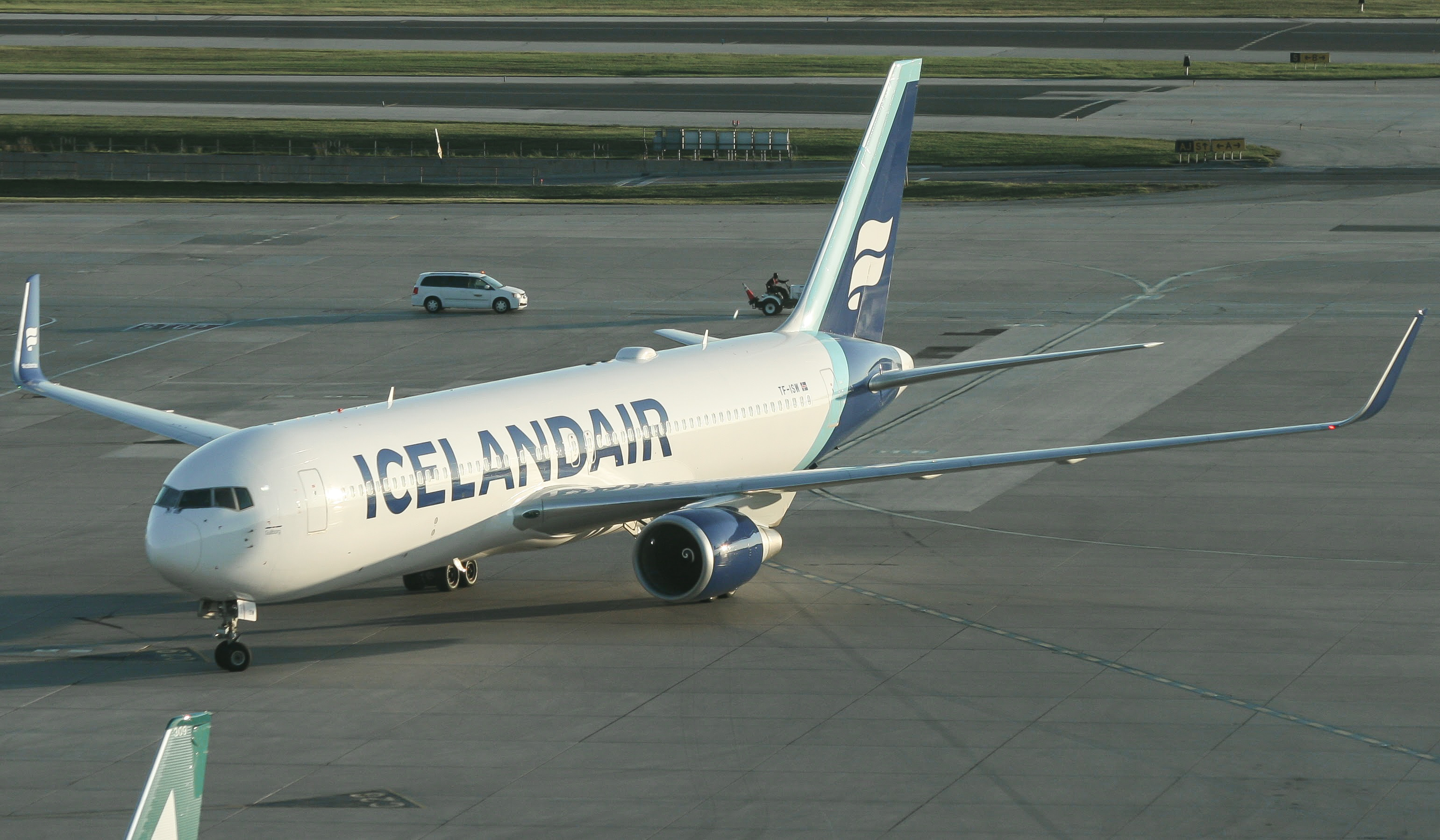 Full size: Icelandair Boeing 767-300 TF-ISW at Lester B Pearson International Airport
