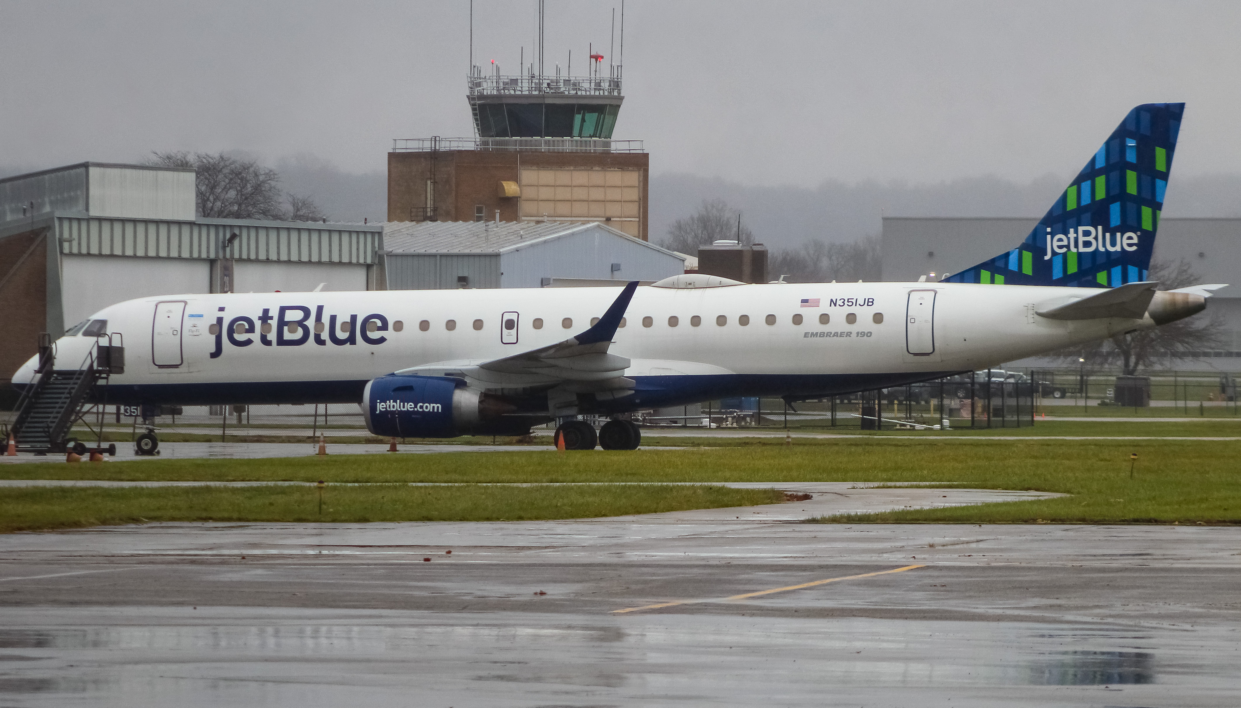 Full size: JetBlue Airways Embraer E190 N351JB  at Cincinnati Municipal Airport/Lunken Field