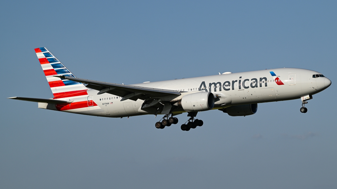 Full size: American Airlines Boeing 777-200ER N779AN at Dallas-Fort Worth International Airport