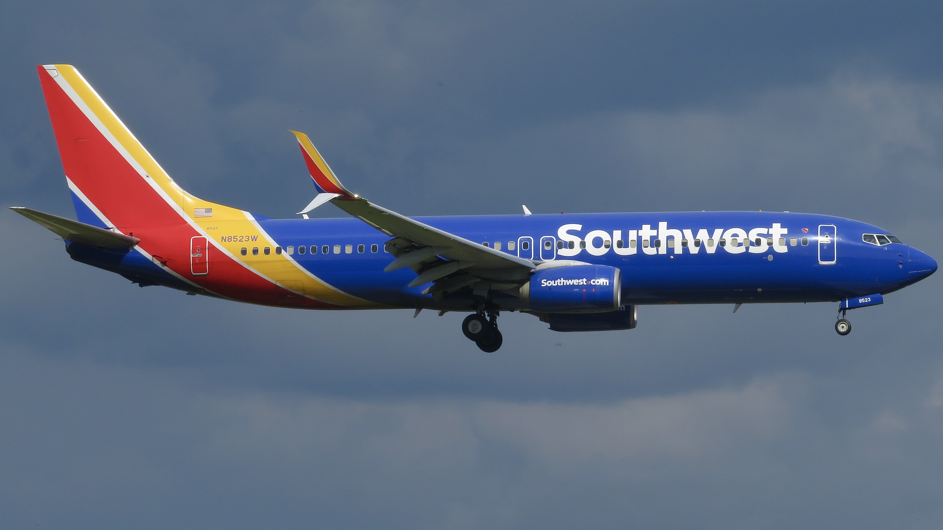 Full size: Southwest Airlines Boeing 737-800 N8523W at Orlando International Airport