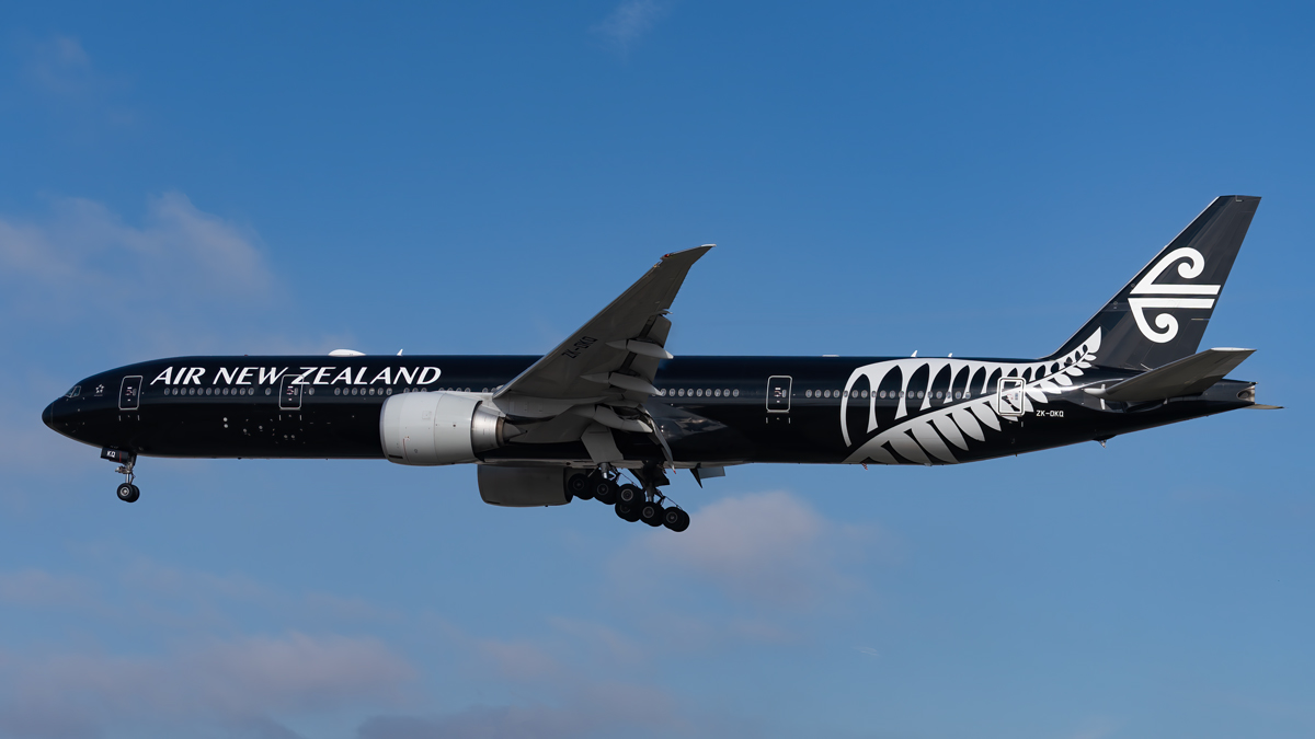 Full size: Air New Zealand Boeing 777-300ER ZK-OKQ at Los Angeles International Airport