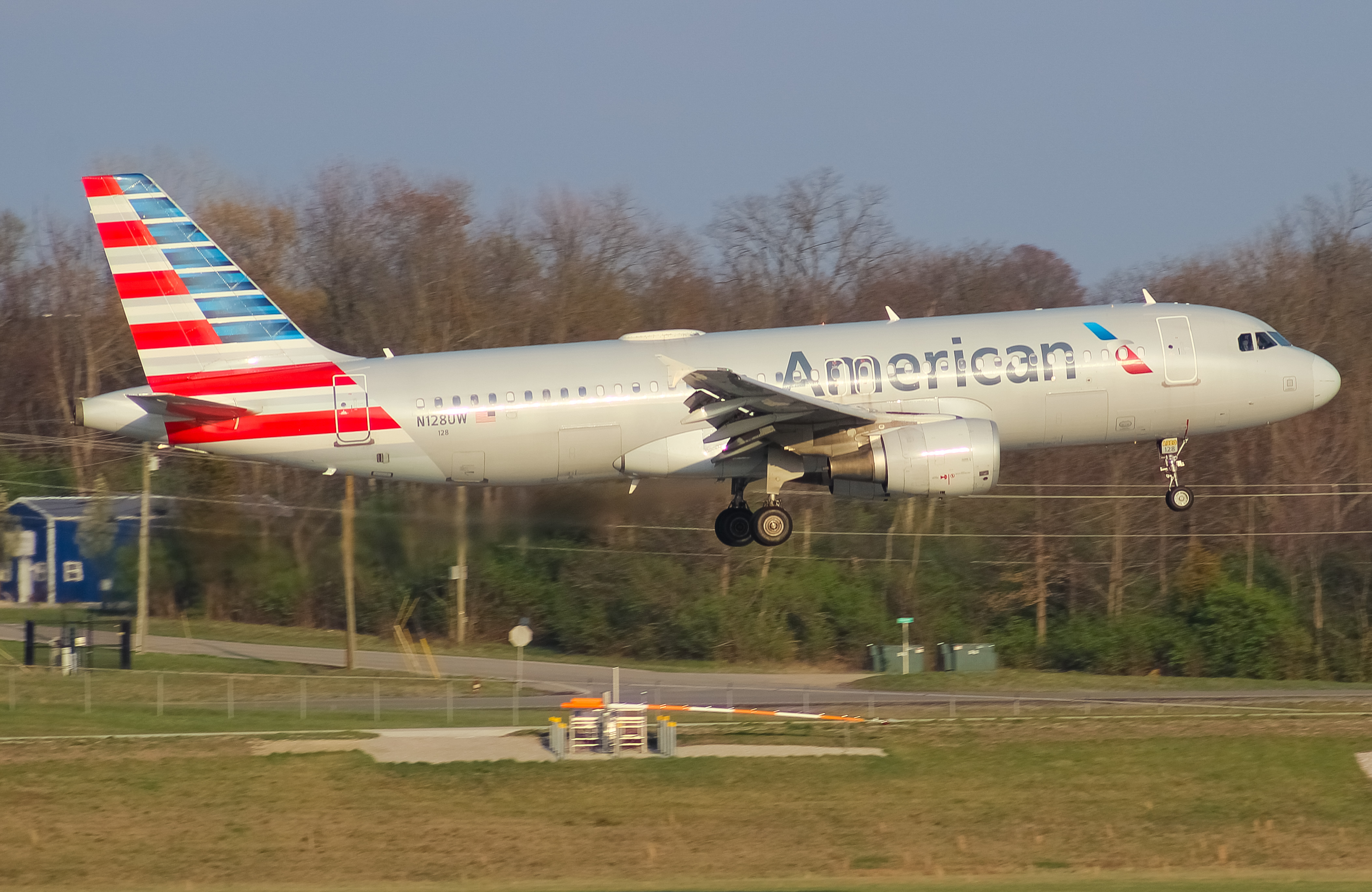 Full size: American Airlines Airbus A320 N128UW at Cincinnati/Northern Kentucky International Airport