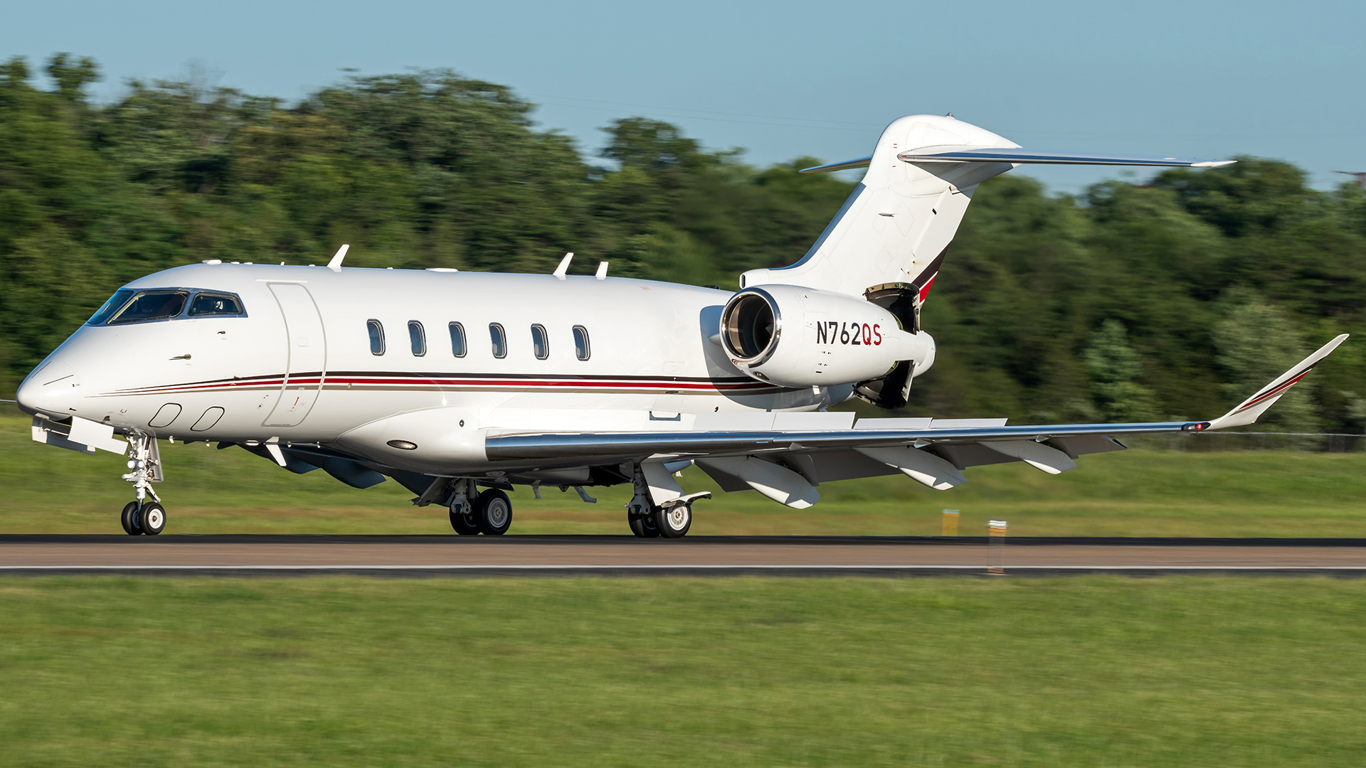 Full size: NetJets Bombardier Challenger 350  N762QS at Ronald Reagan National Airport