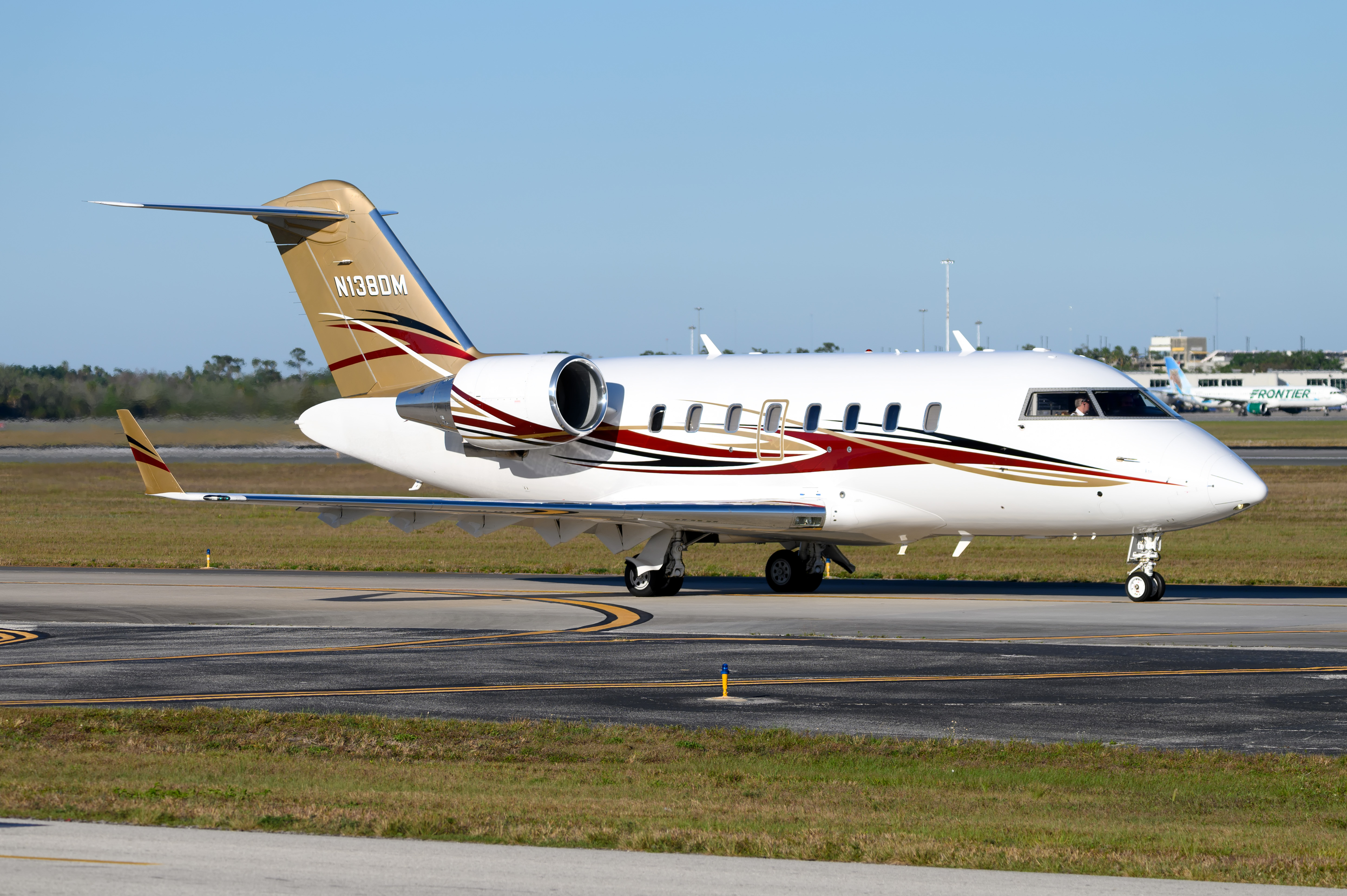 Full size: Private Bombadier Challenger 605 N138DM at Orlando International Airport
