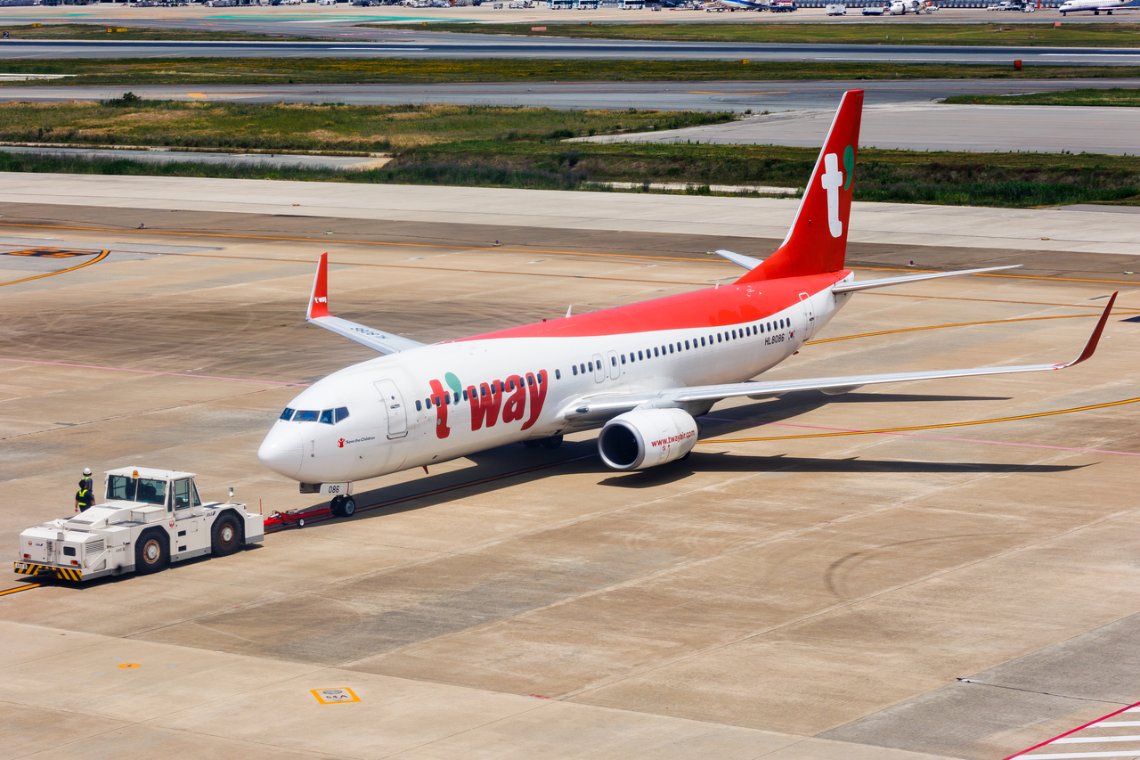 Full size: T\'way Air Boeing 737-800 HL8086 at Fukuoka Airport
