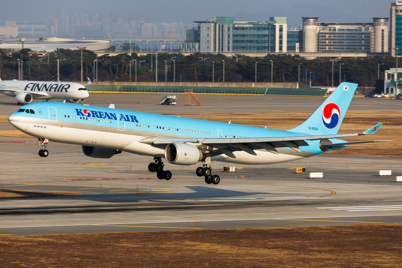 Full size: Korean Air Airbus A330-300 HL8003 at Seoul-Incheon International Airport