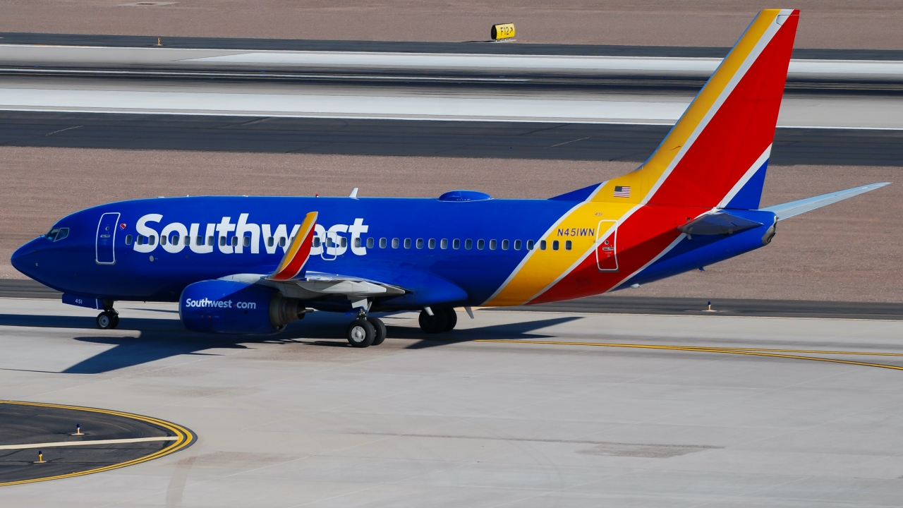 Full size: Southwest Airlines Boeing 737-700 N451WN at Phoenix Sky Harbor International Airport