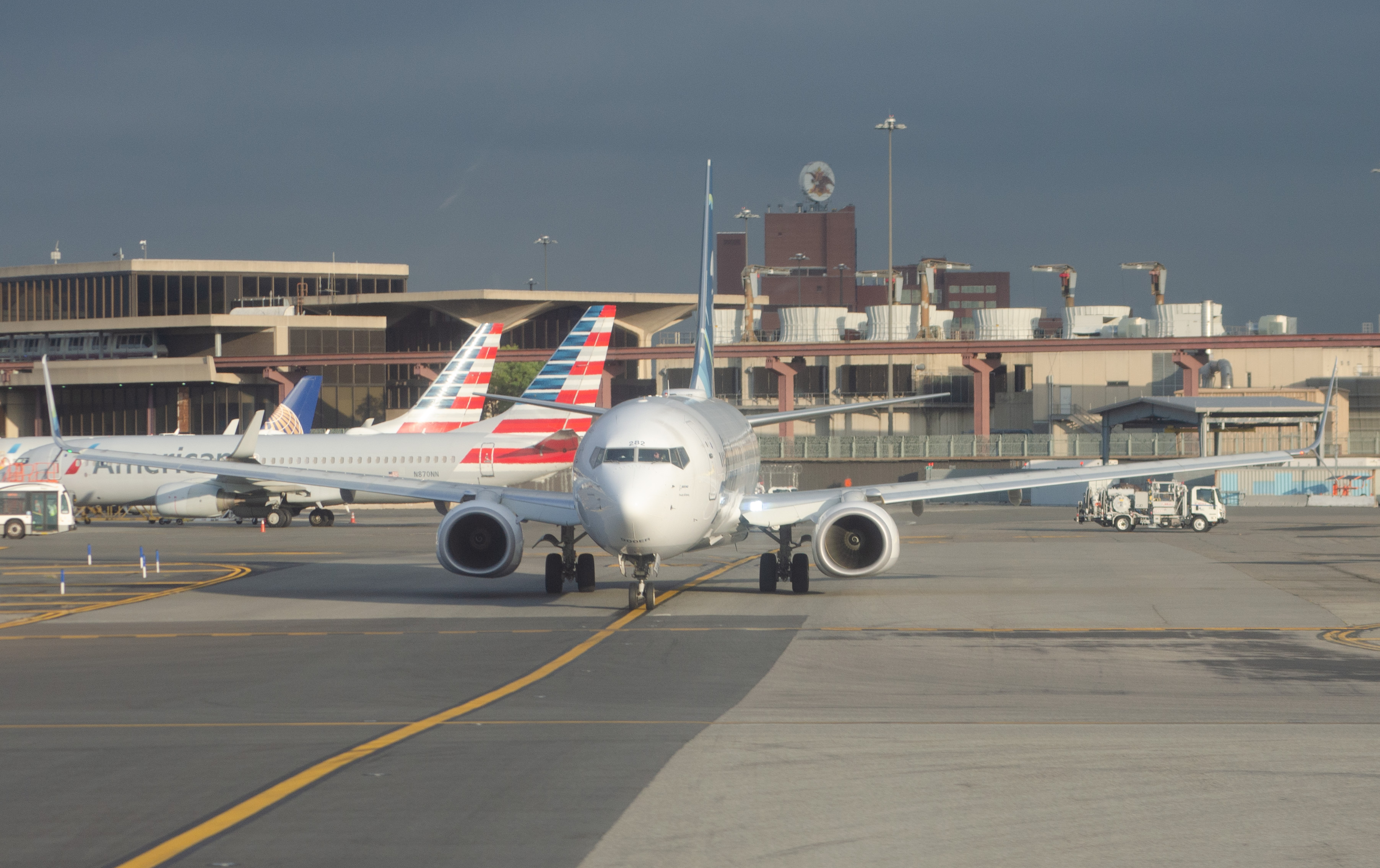 Full size: Alaska Airlines Boeing 737-900ER N282AK at Newark Liberty International Airport