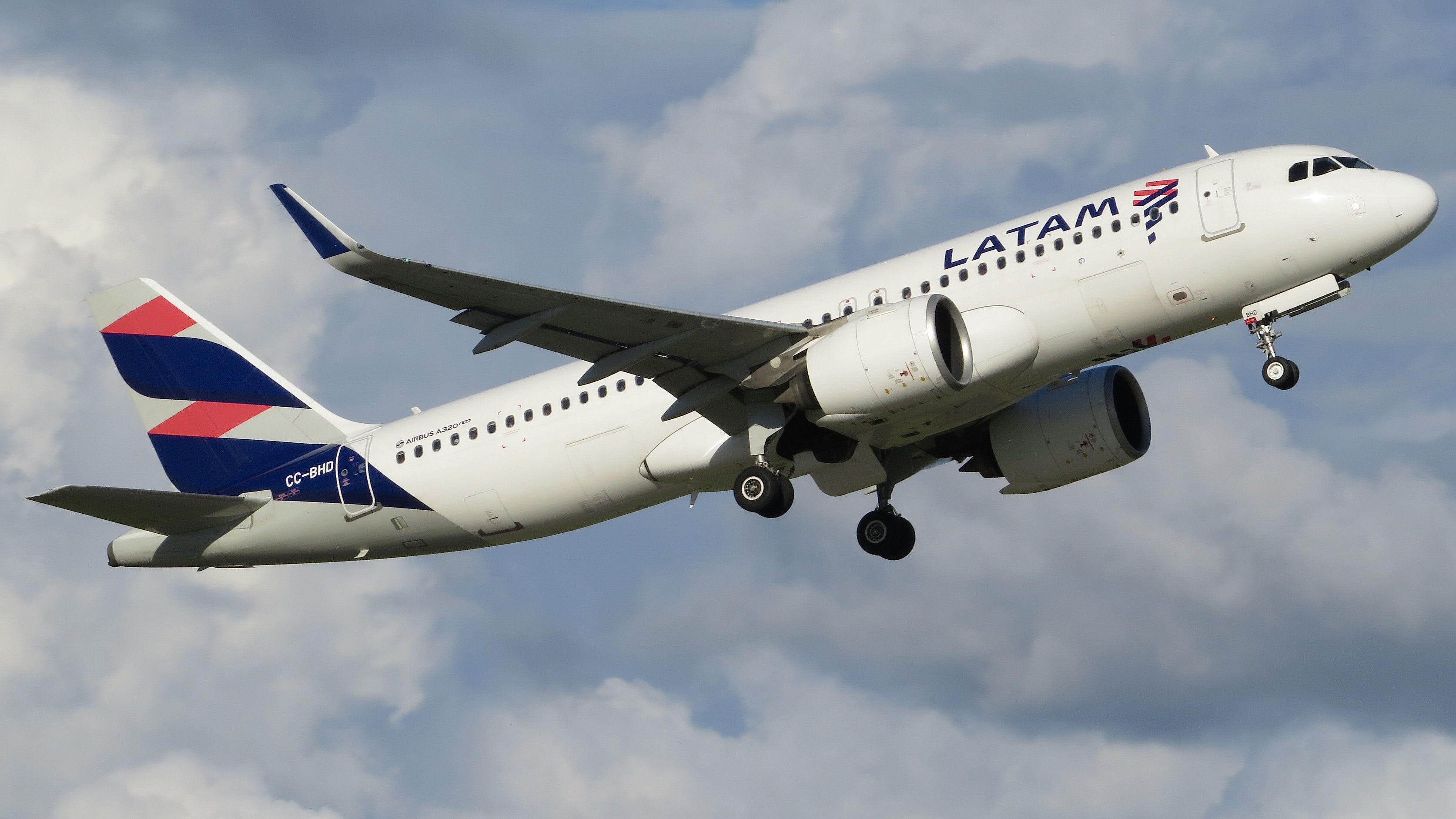 Full size: LATAM Airbus A320NEO CC-BHD at Orlando International Airport