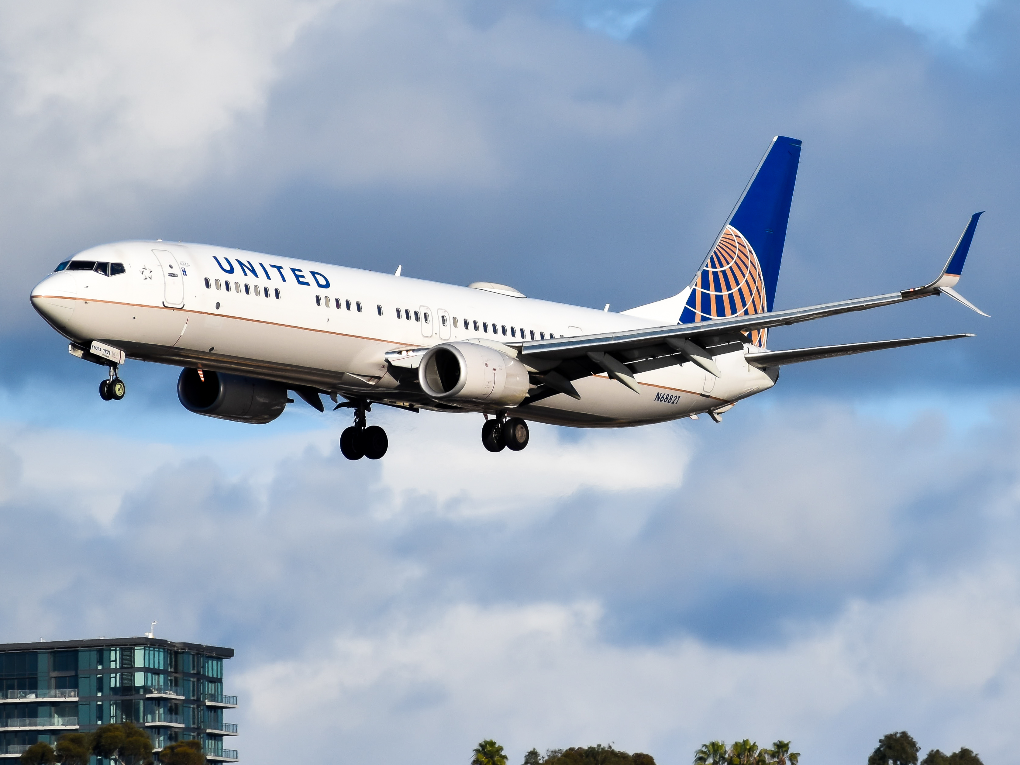 Full size: United Airlines Boeing 737-900ER N68821 at San Diego International Airport