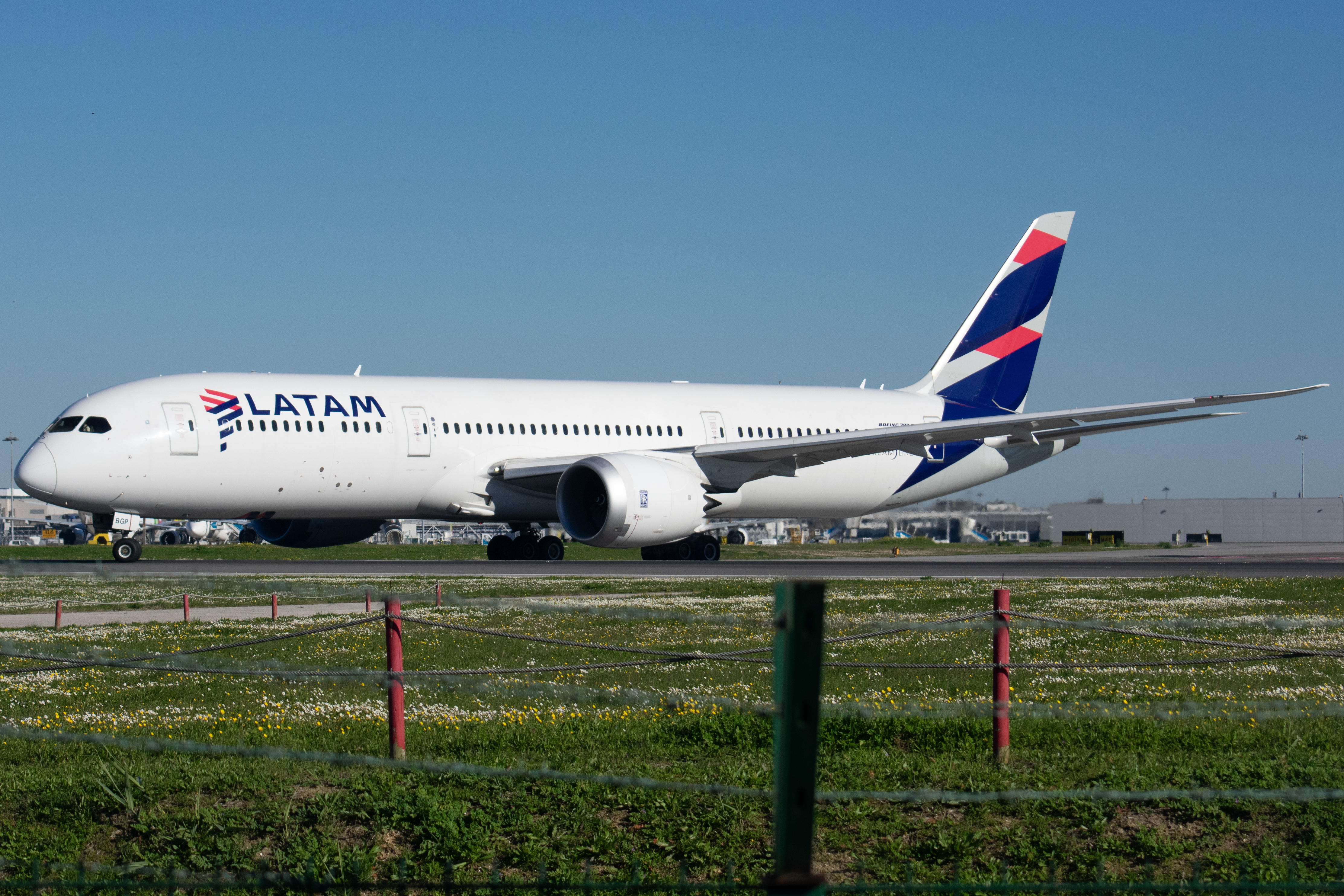 Full size: LATAM Boeing 787-9 CC-BGP at Lisbon Humberto Delgado Airport
