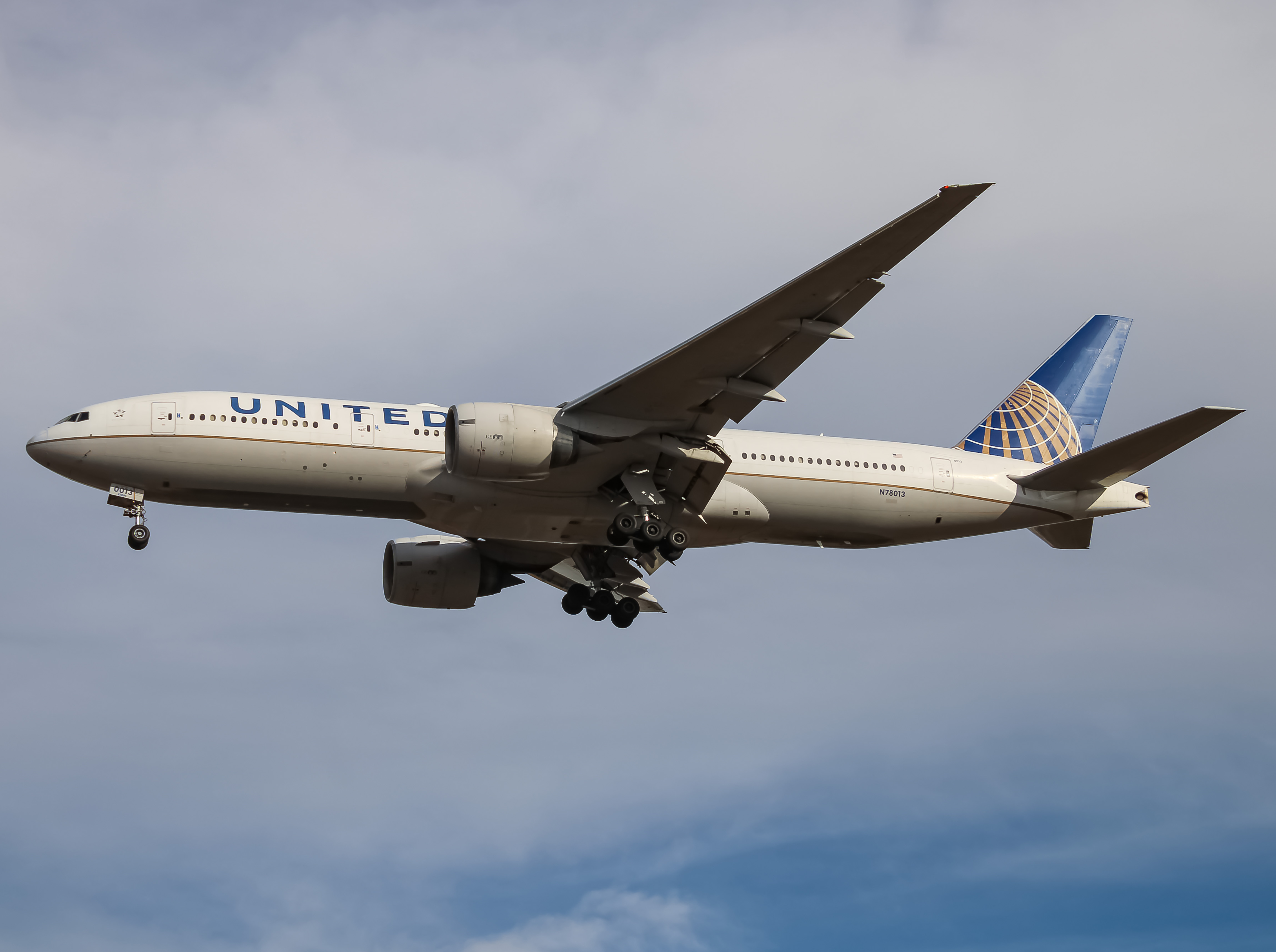 Full size: United Airlines Boeing 777-200ER N78013 at Washington Dulles International Airport