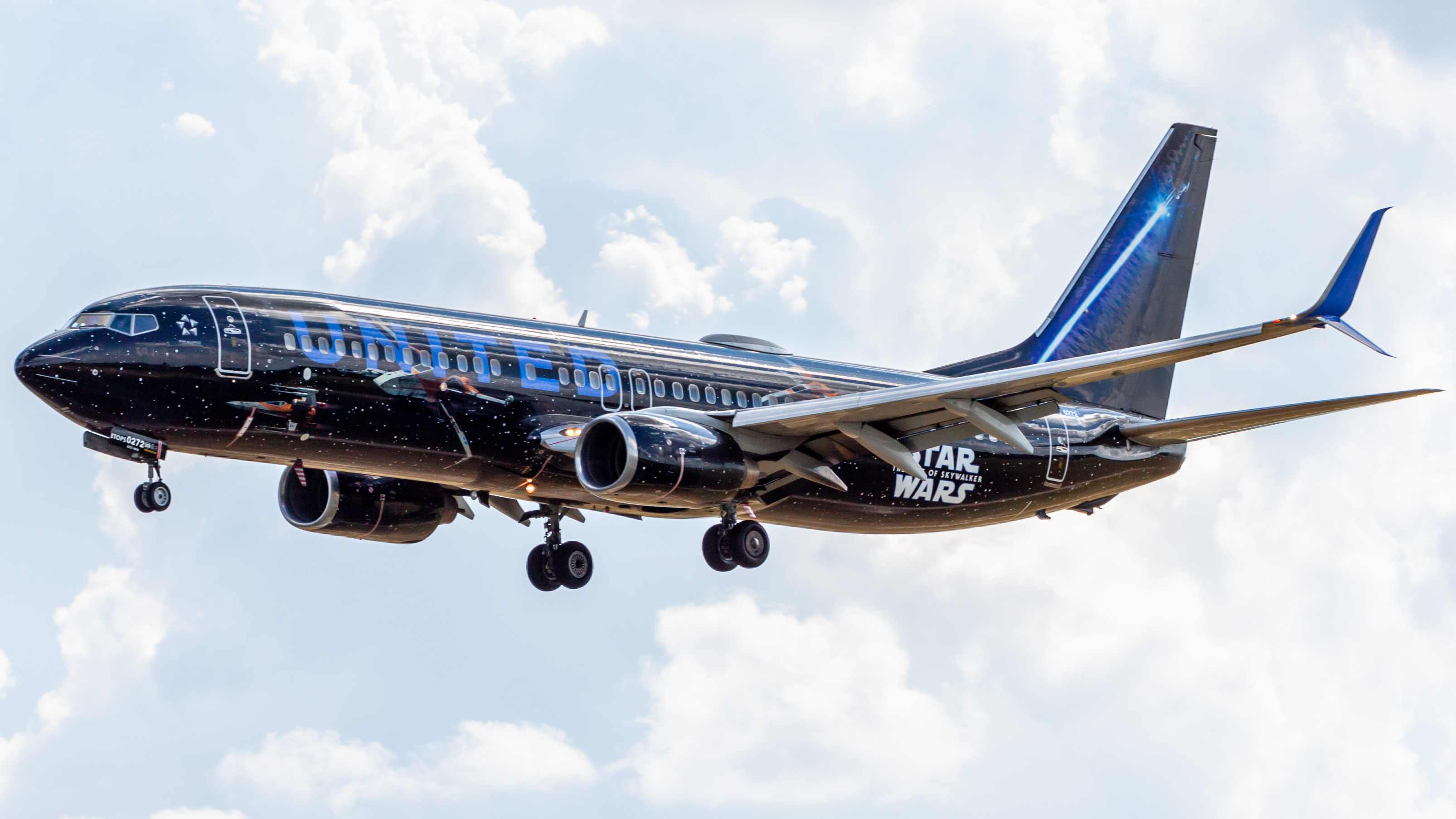 Full size: United Airlines Boeing 737-800 N36272 at Houston-George Bush Intercontinental Airport