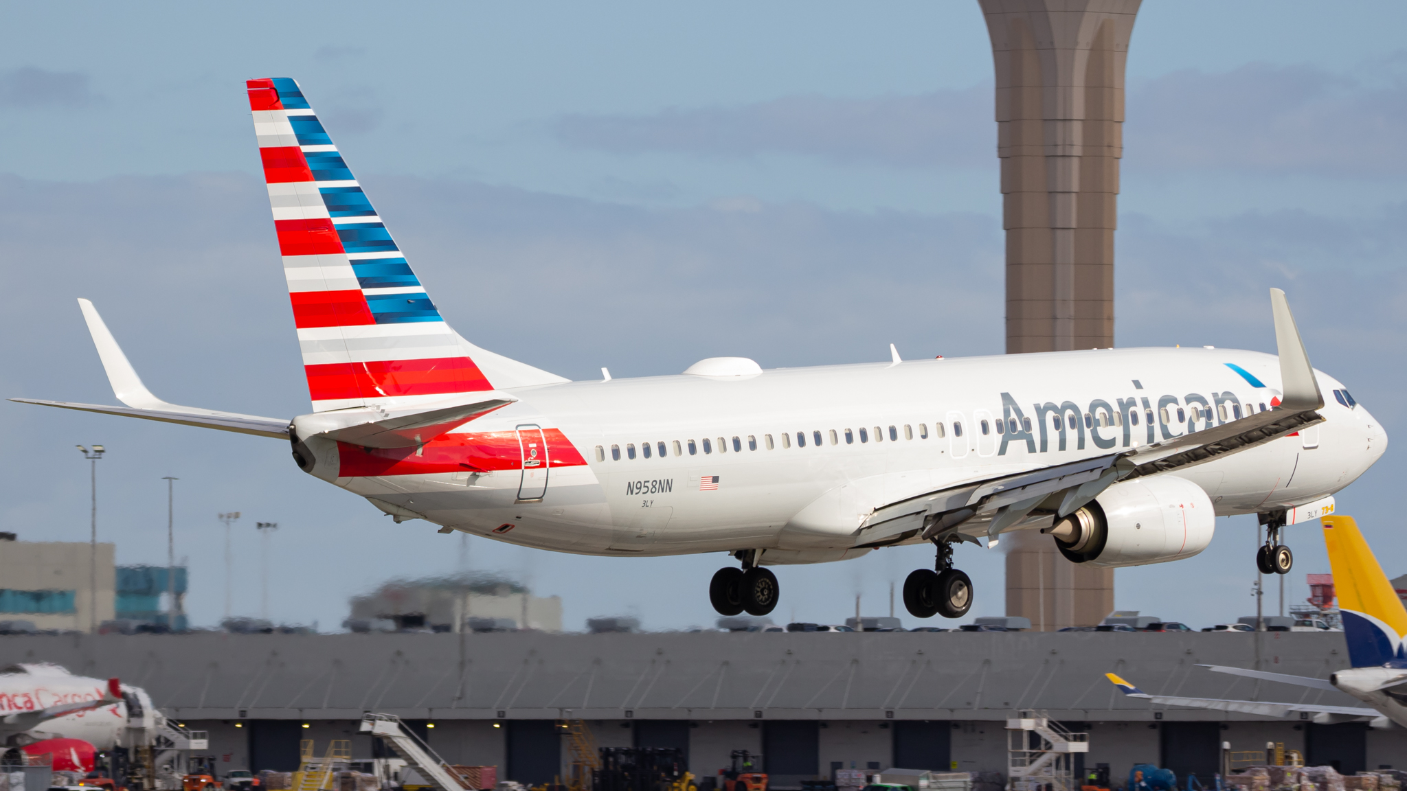 Full size: American Airlines Boeing 737-800 N958NN at Miami International Airport