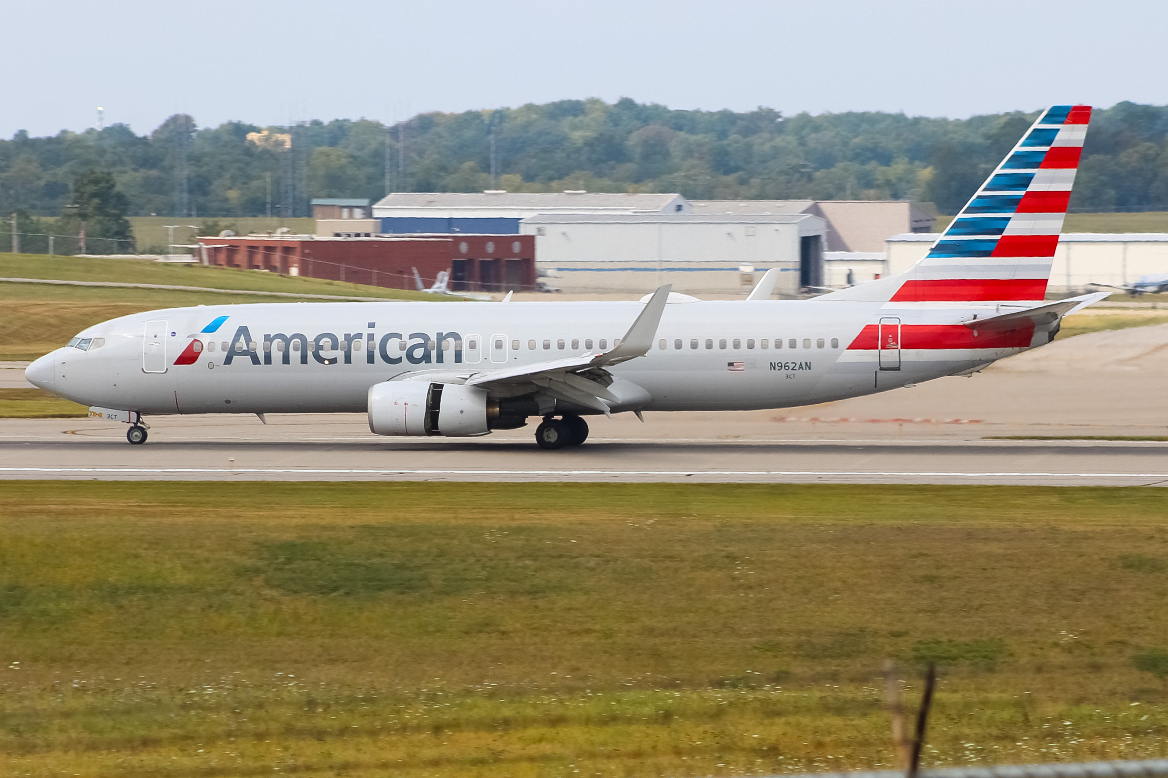 Full size: American Airlines Boeing 737-800 N962AN at Cincinnati/Northern Kentucky International Airport