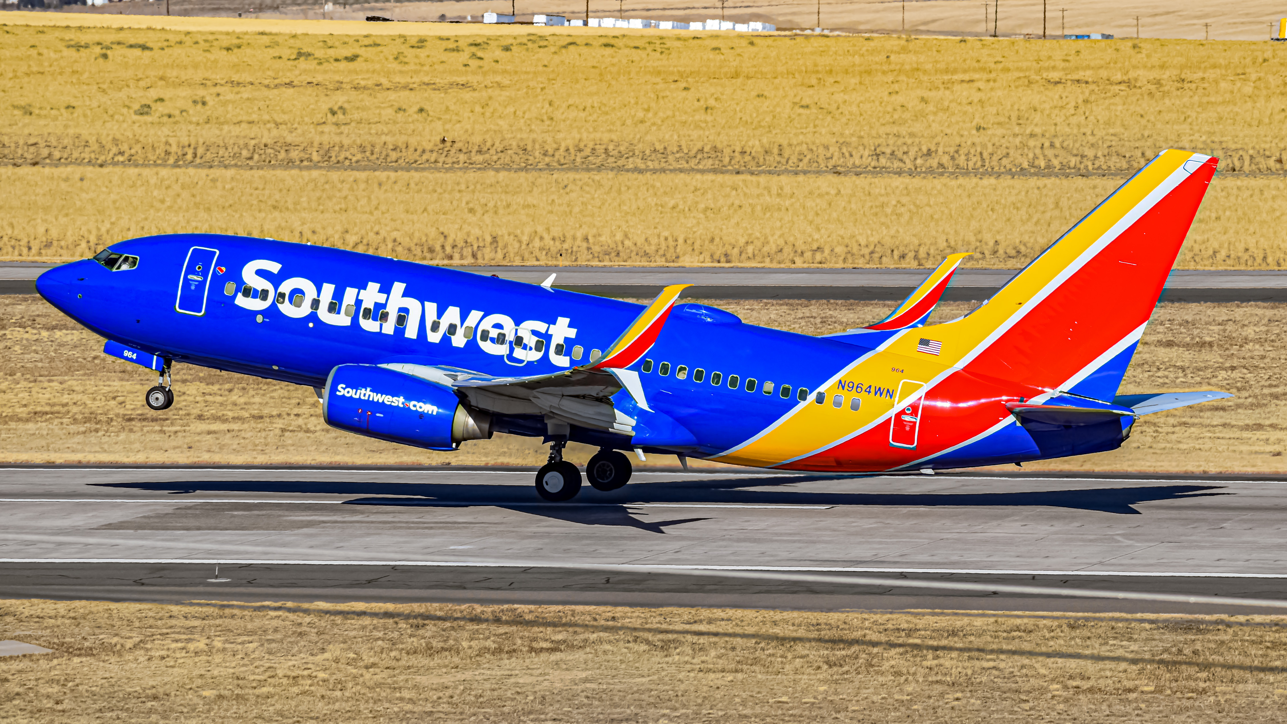 Full size: Southwest Airlines Boeing 737-700 N964WN at Denver International Airport