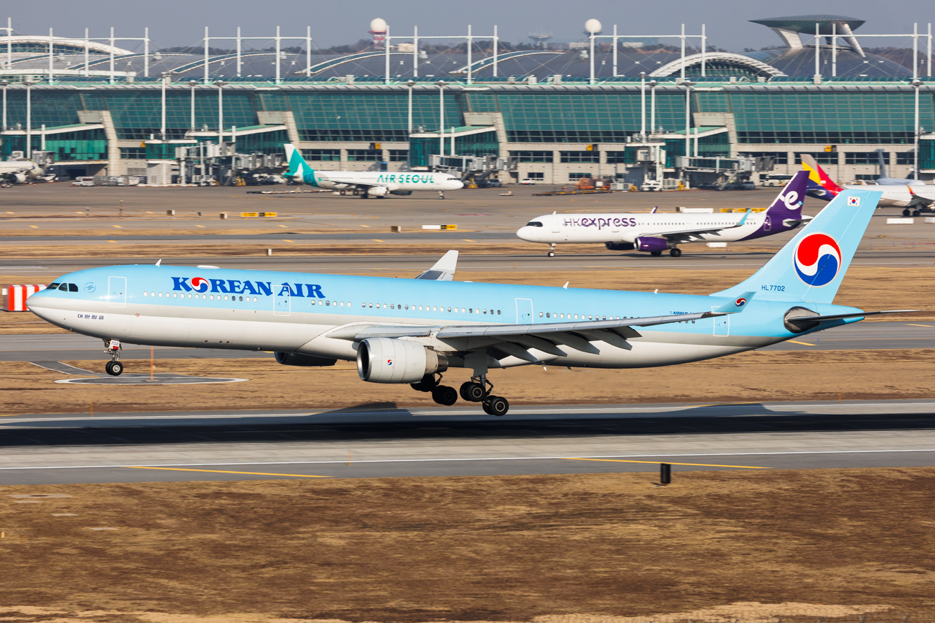 Full size: Korean Air Airbus A330-300 HL7702 at Seoul-Incheon International Airport