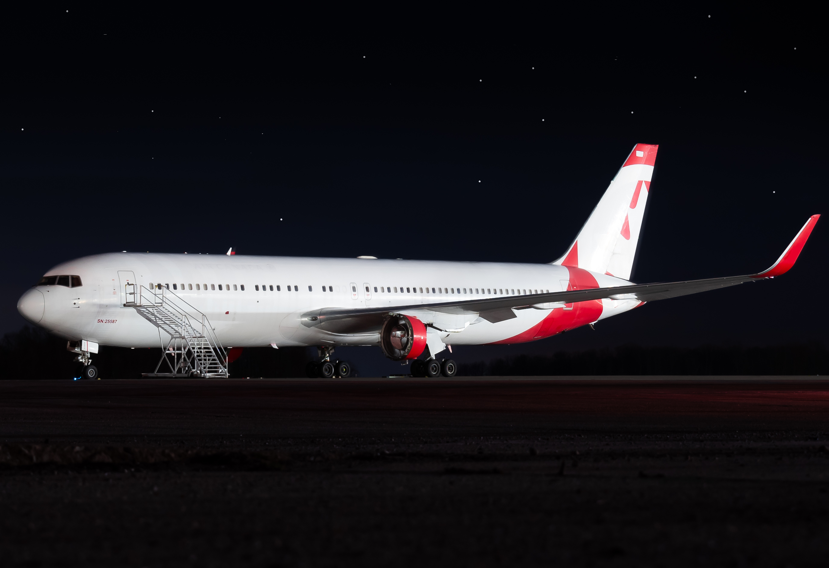 Full size: Cargo Aircraft Managment Boeing 767-300ER C-FMWY at Cincinnati/Northern Kentucky International Airport