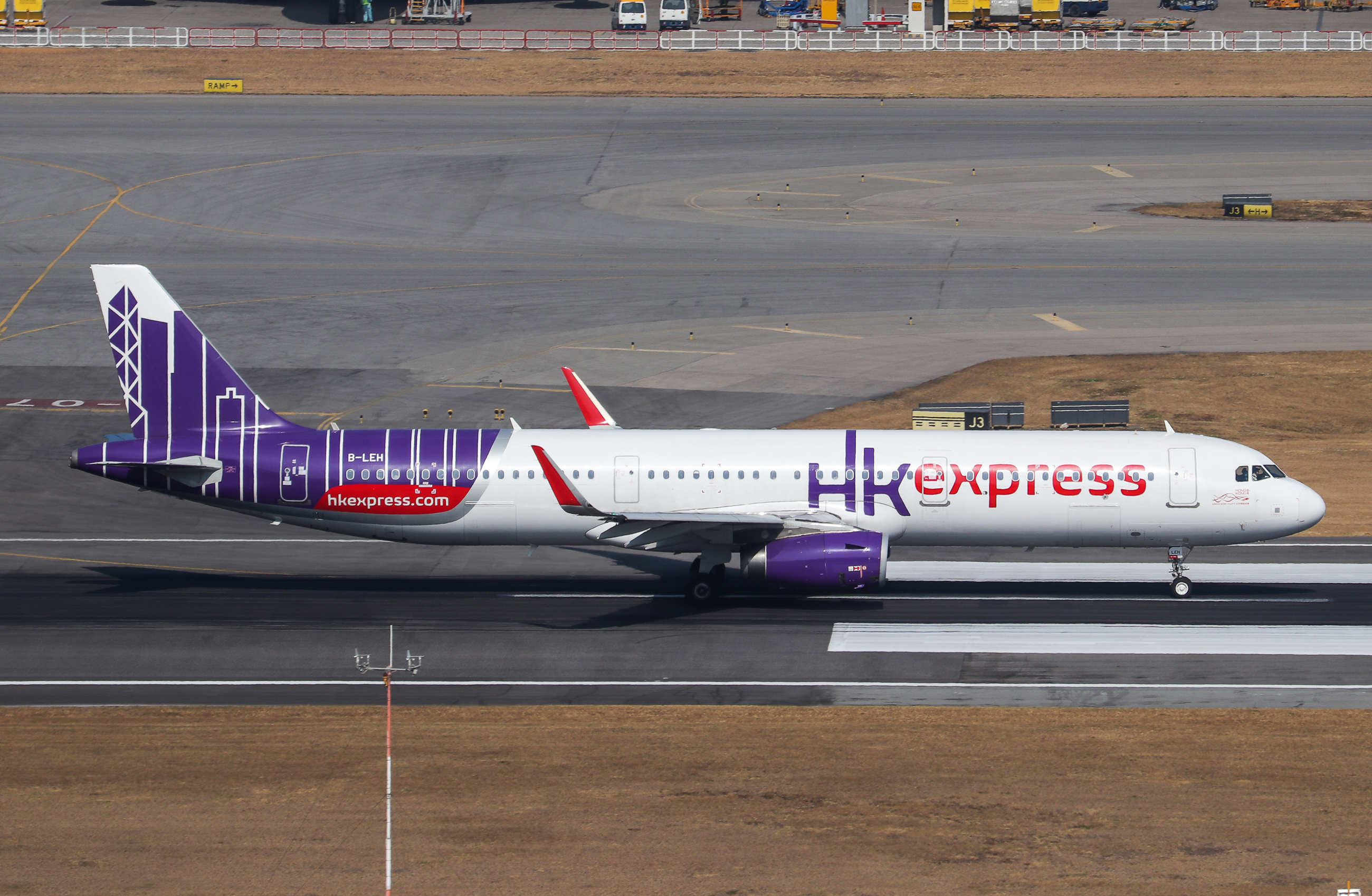 Full size: Hong Kong Express Airbus A321-200 B-LEH at Hong Kong International Airport