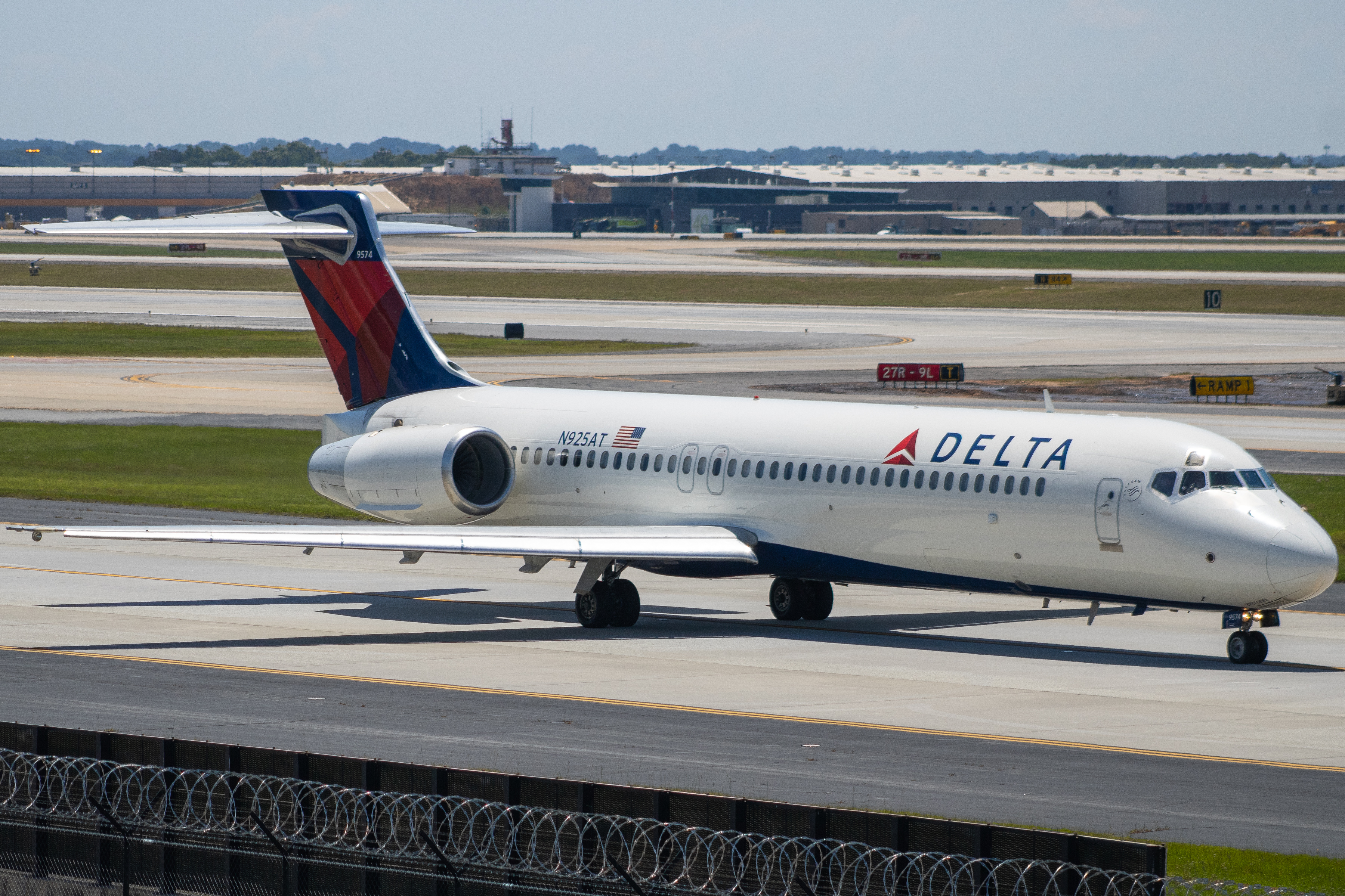 Full size: Delta Airlines Boeing 717-200 N925AT at Hartsfield-Jackson Atlanta International Airport