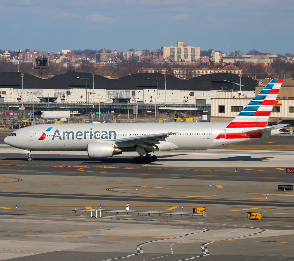 Full size: American Airlines Boeing 777-200ER N779AN at John F. Kennedy International Airport