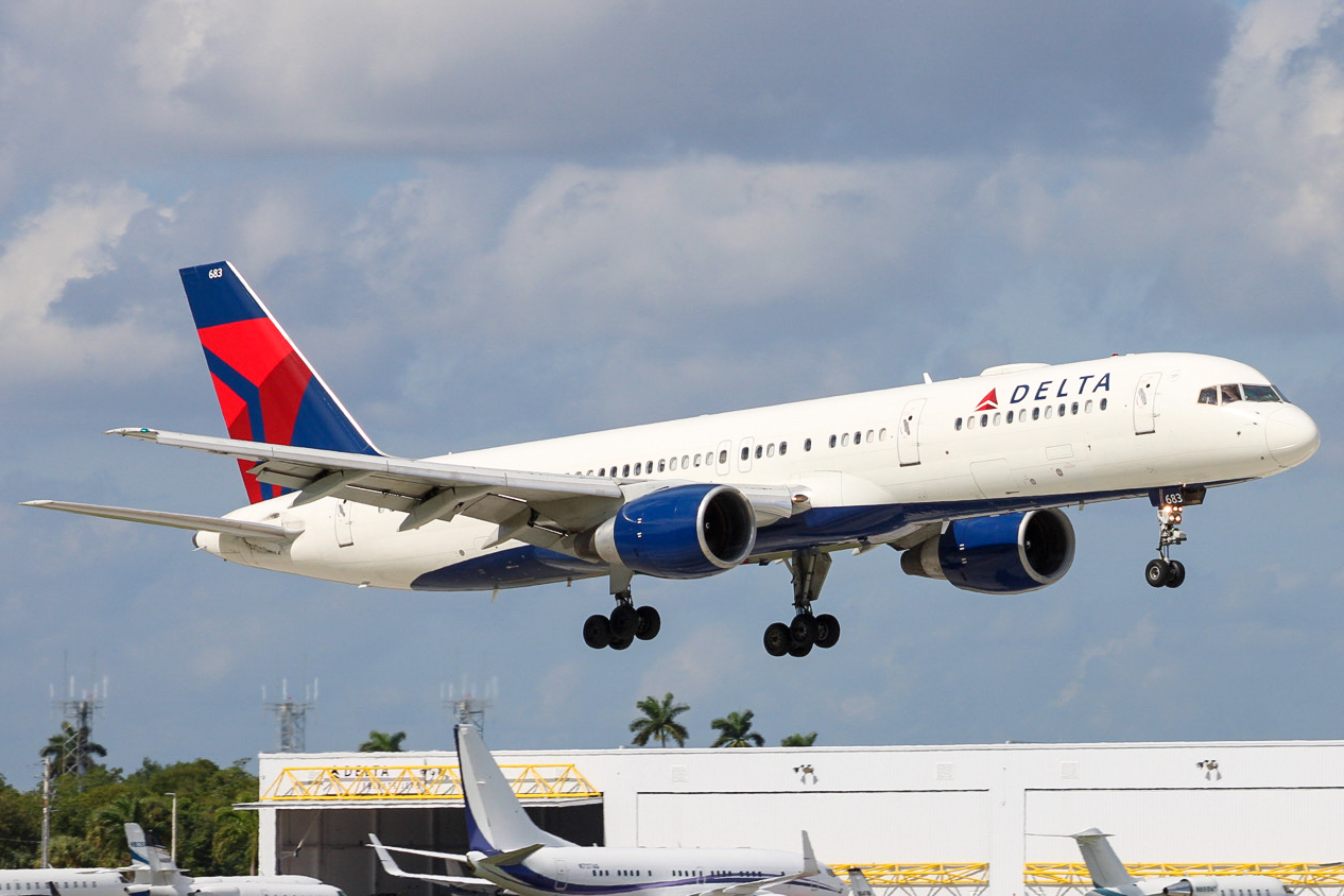 Full size: Delta Airlines Boeing 757-200 N683DA at Fort Lauderdale/Hollywood International Airport