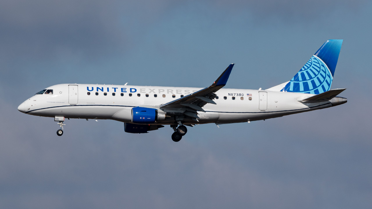Full size: United Express Embraer E175 N87380 at Hartsfield-Jackson Atlanta International Airport