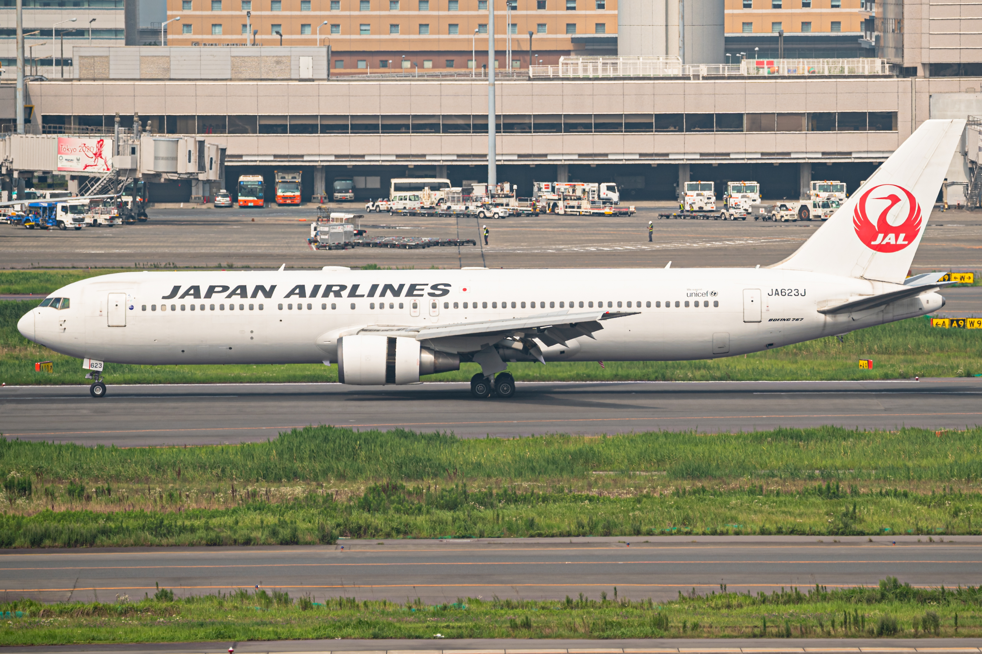 Full size: Japan Airlines Boeing 767-300ER JA623J at Tokyo-Haneda Airport