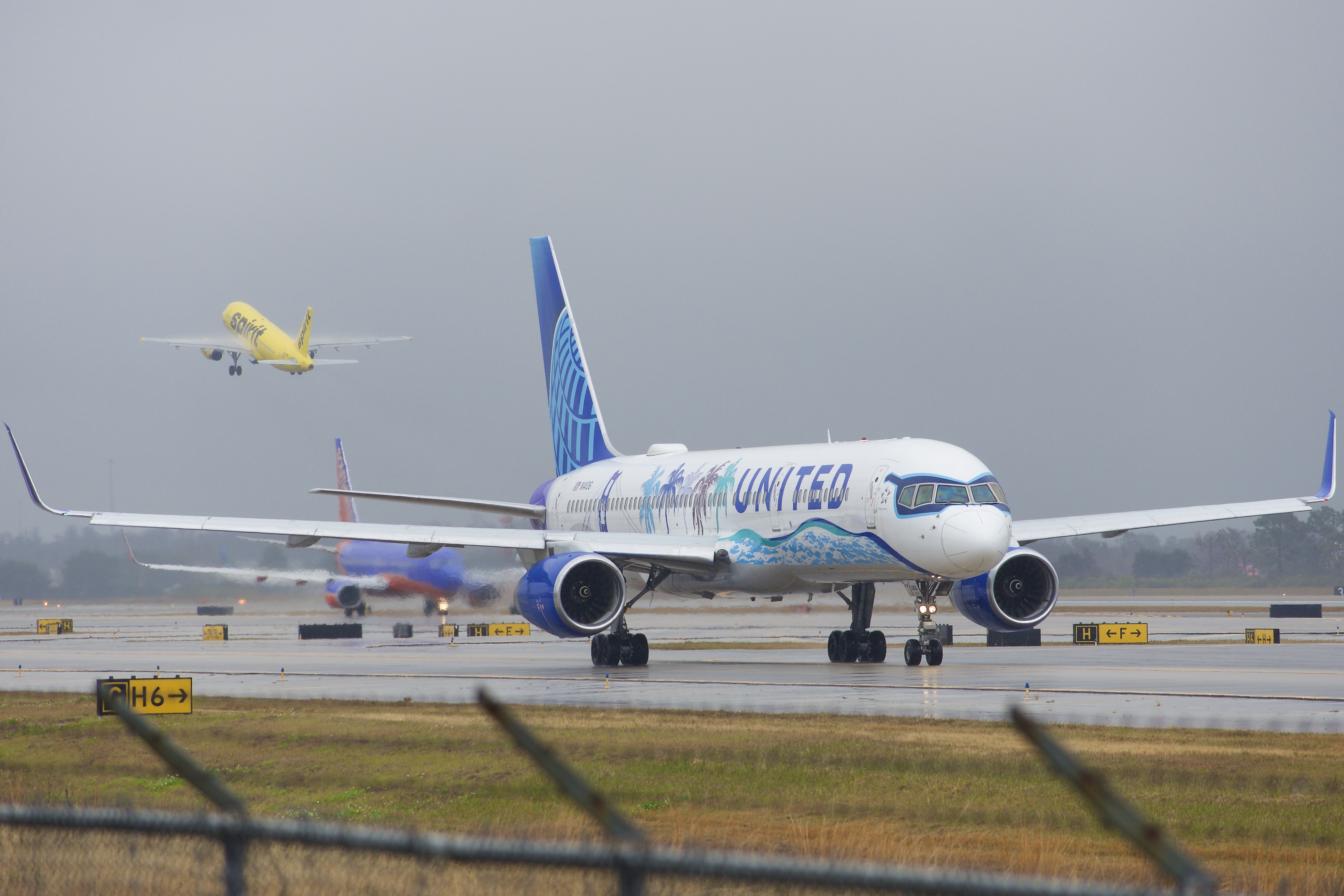 Full size: United Airlines Boeing 757-200 N14106 at Orlando International Airport