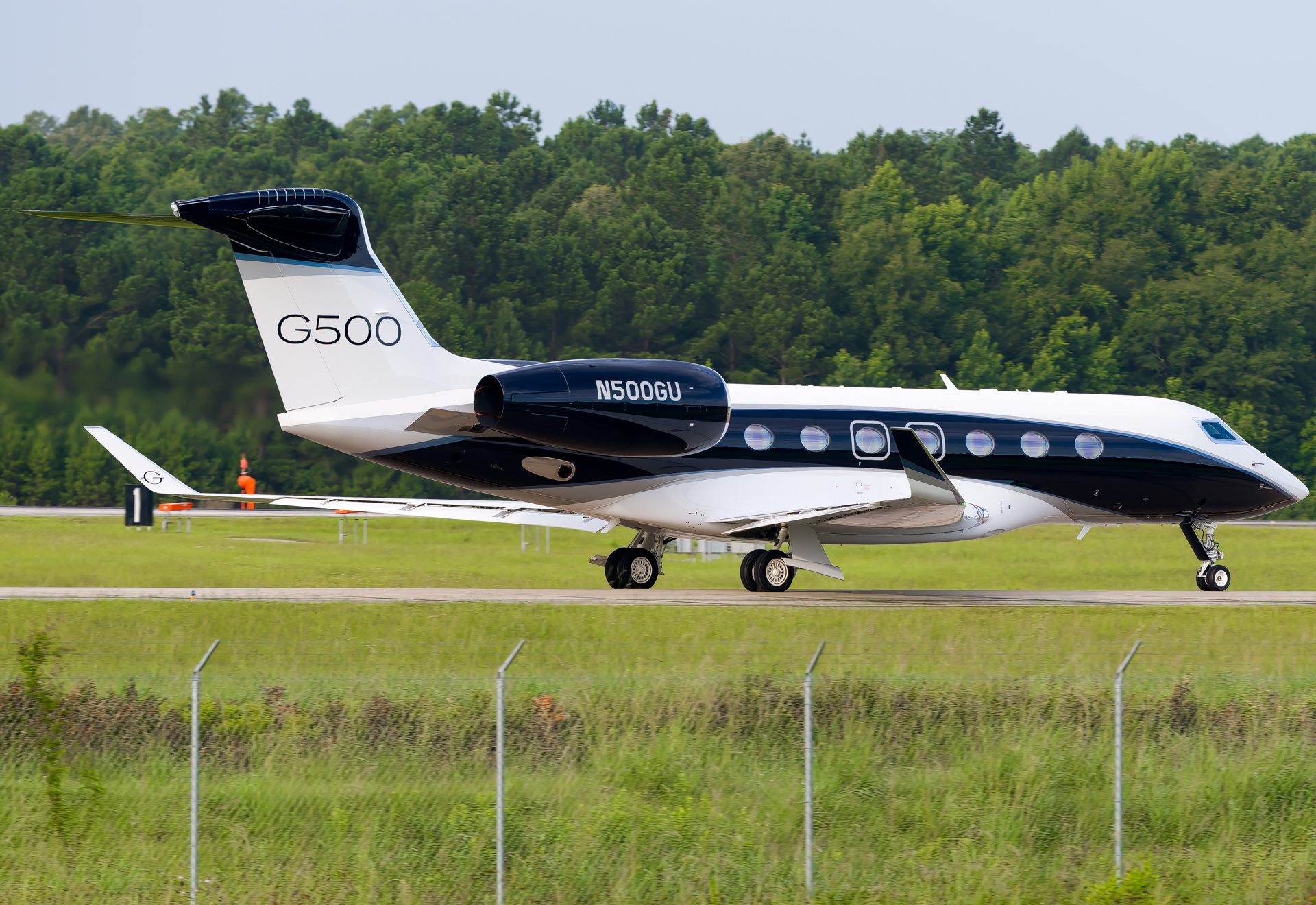 Full size: Gulfstream Aerospace Gulfstream G500 N500GU at Savannah/Hilton Head International Airport