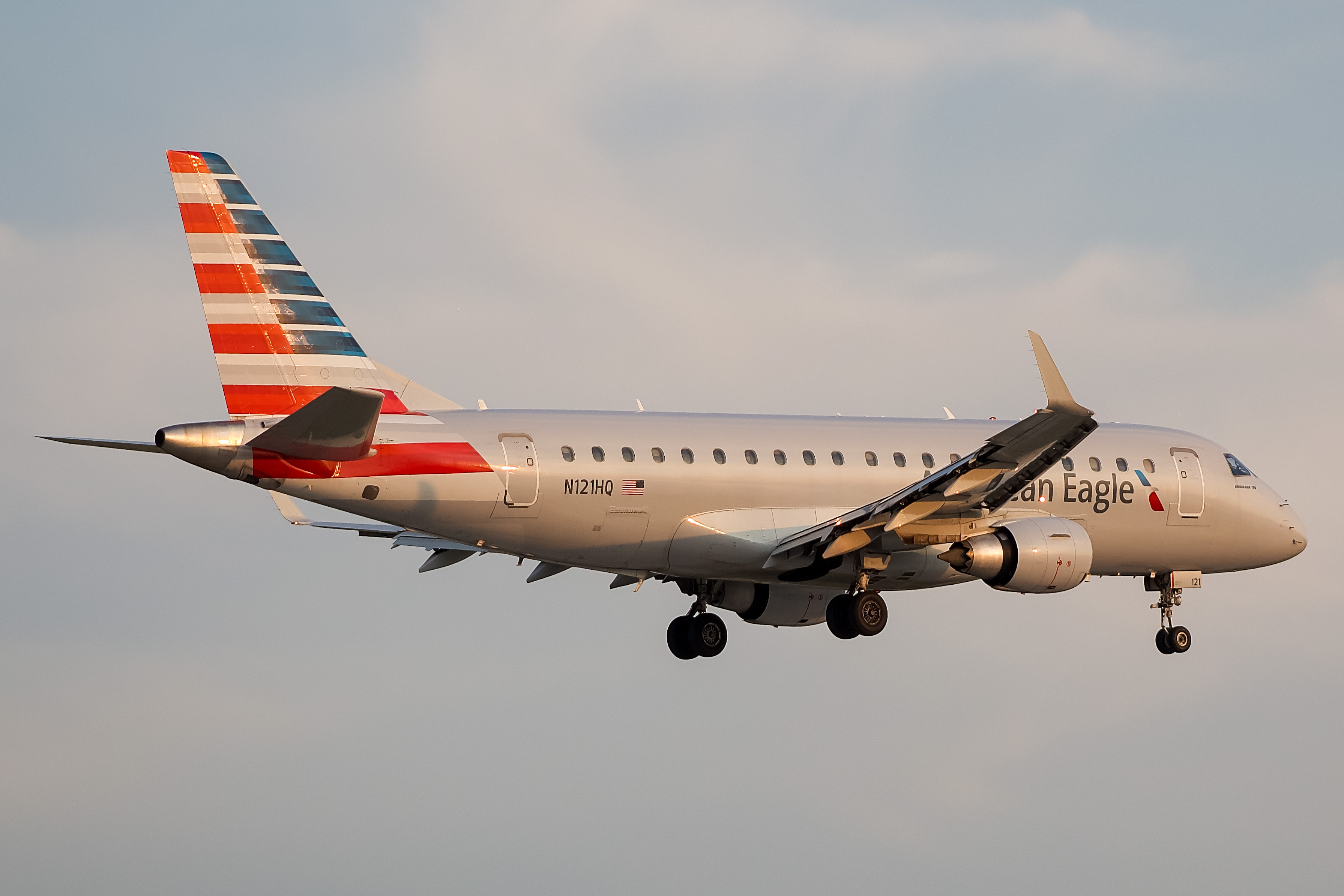 Full size: American Eagle Embraer E170 N121HQ at General Mitchell International Airport