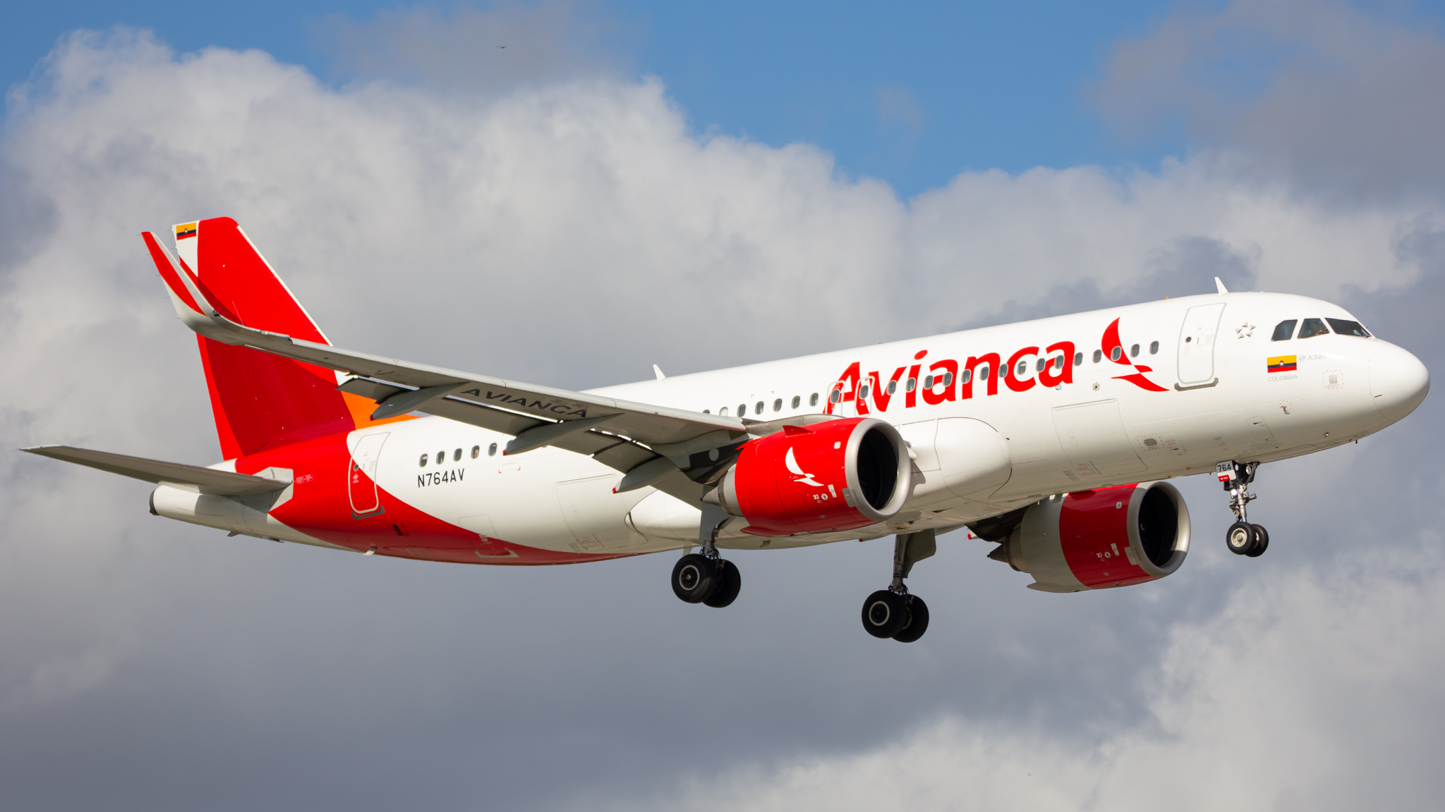 Full size: Avianca Airbus A320NEO N764AV at Miami International Airport