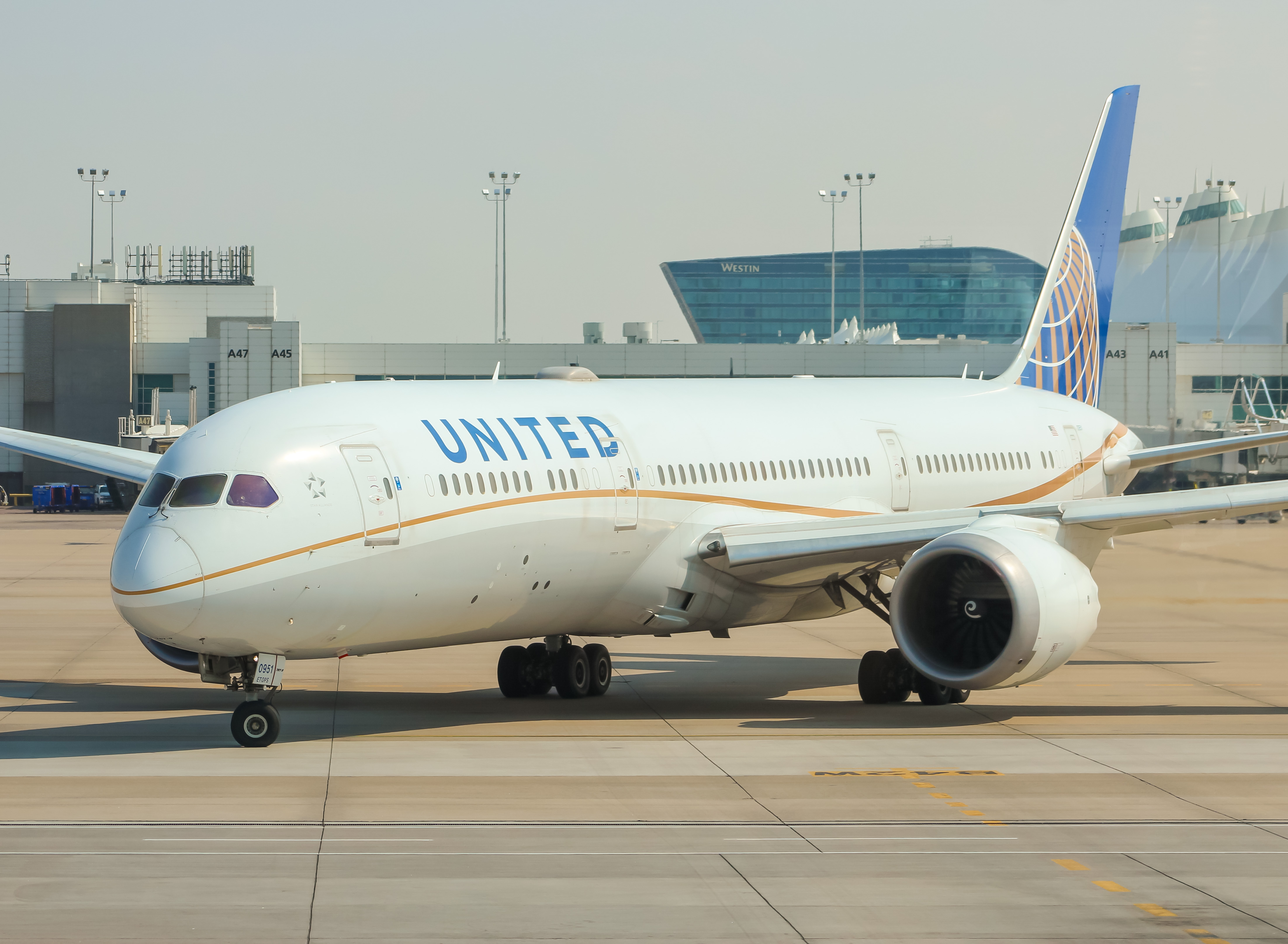 Full size: United Airlines Boeing 787-9 N19951 at Denver International Airport