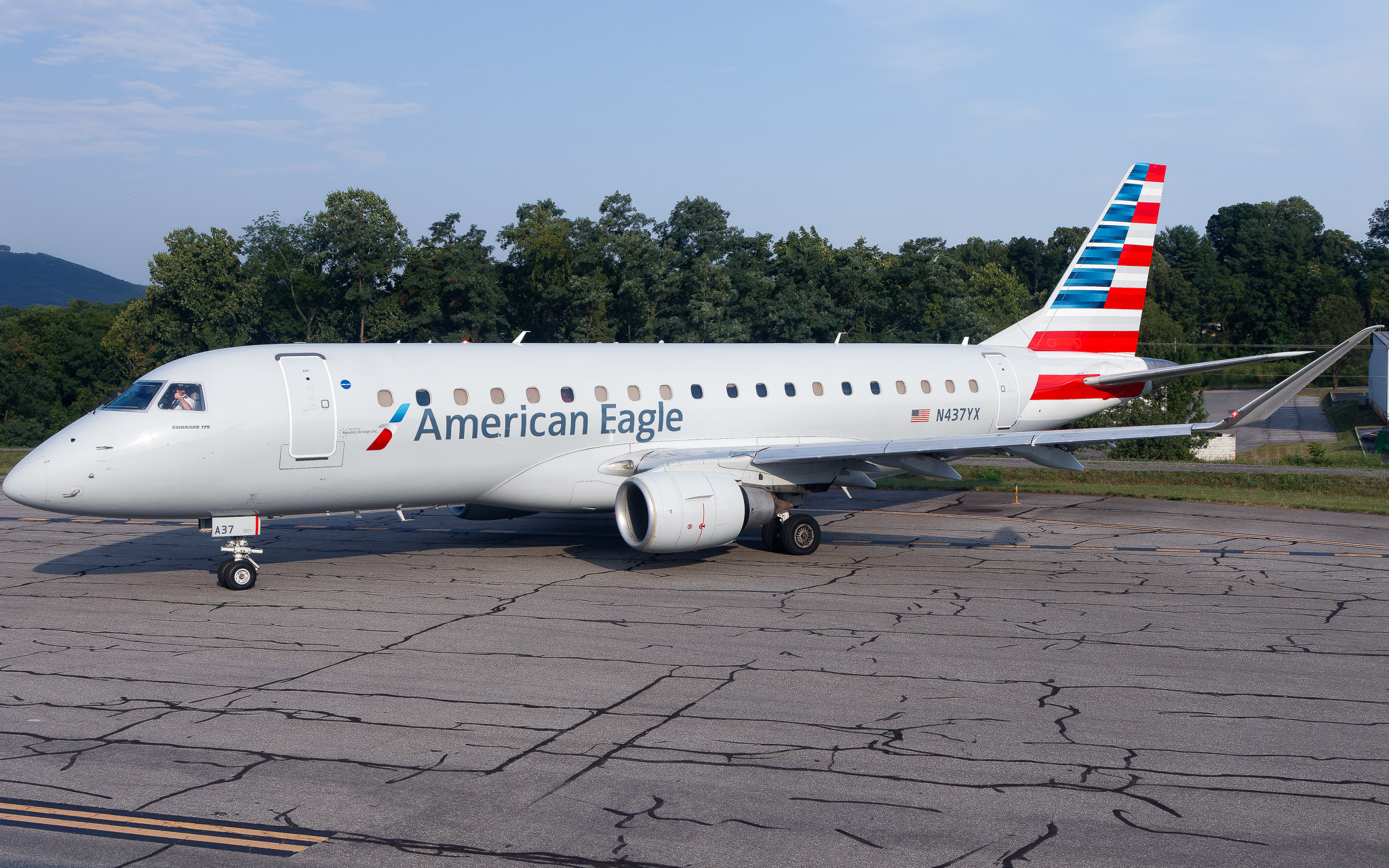 Full size: Republic Airways Embraer E175 N437YX at Roanoke Regional Airport