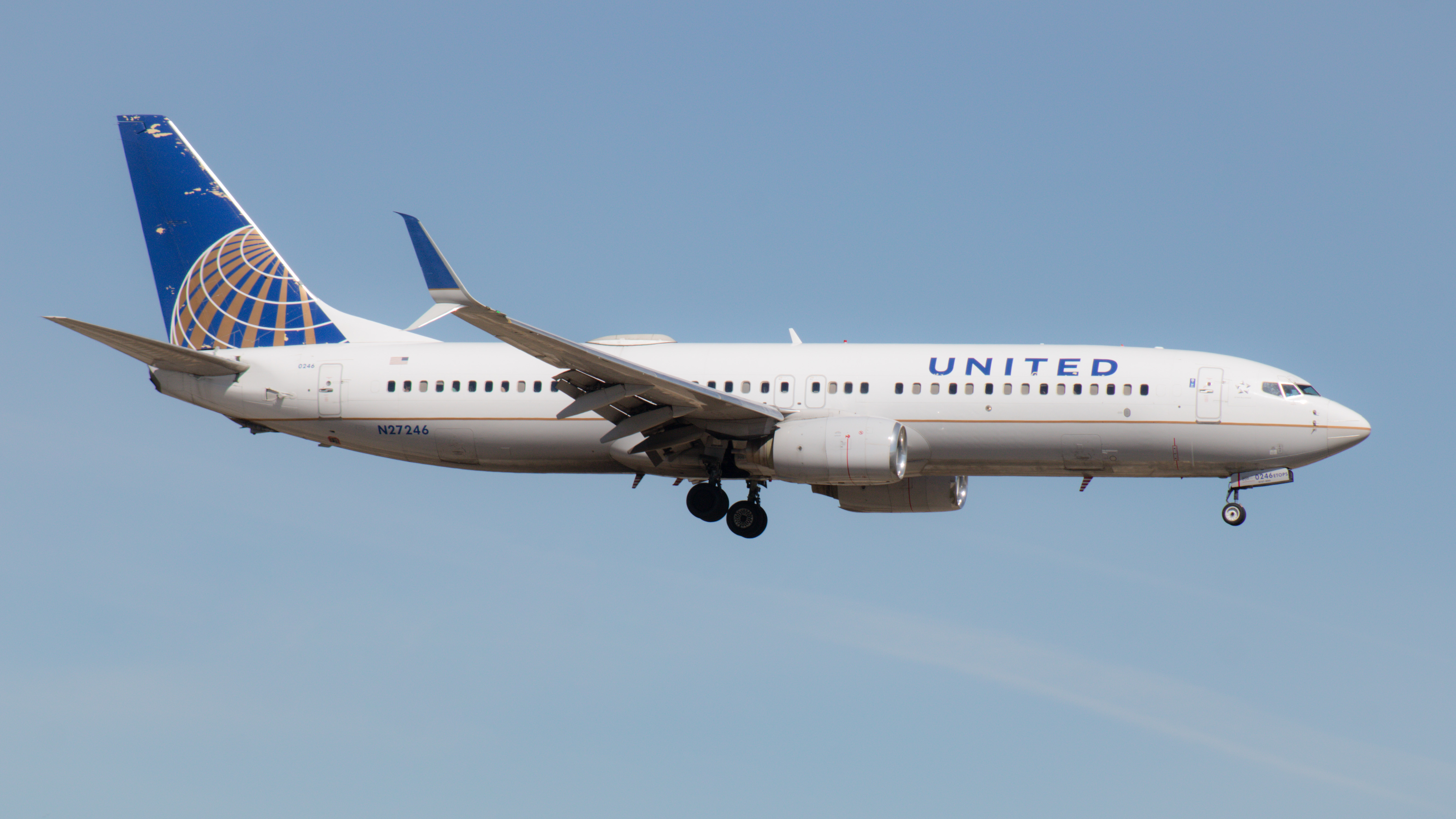 Full size: United Airlines Boeing 737-800 N27246 at Boise Air Terminal/Gowen Field