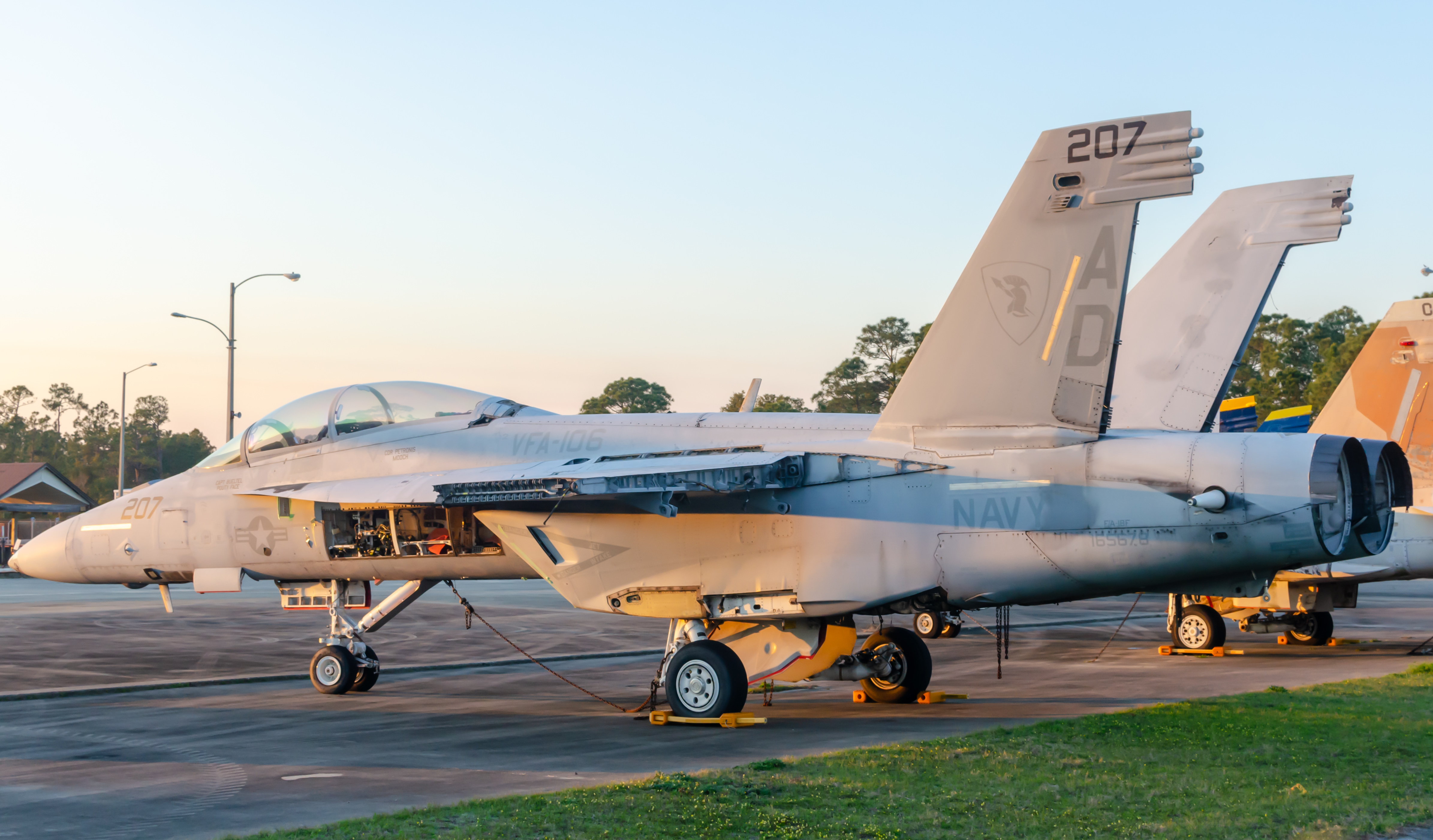 Full size: USN - United States Navy McDonnel Douglas F/A-18 Hornet 165678 at NAS Pensacola