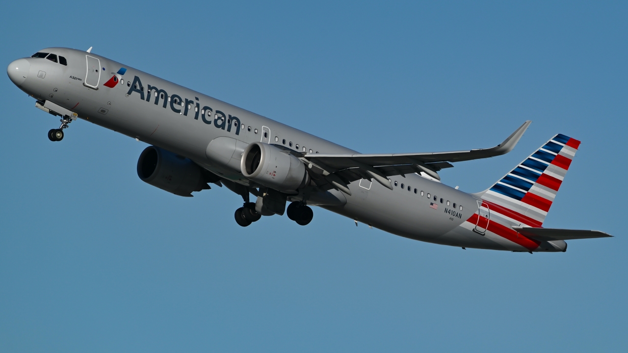 Full size: American Airlines Airbus A321NEO N410AN at Los Angeles International Airport