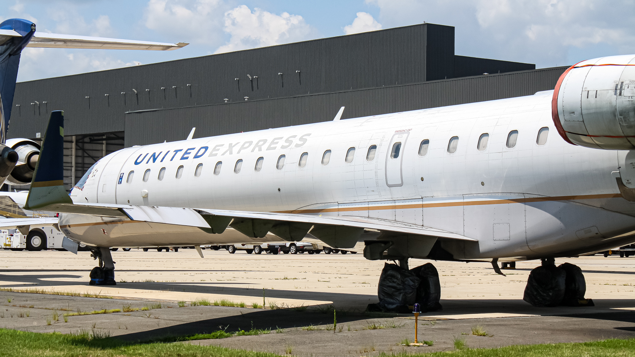 Full size: United Express Mitsubishi CRJ-700 N512MJ at Washington Dulles International Airport
