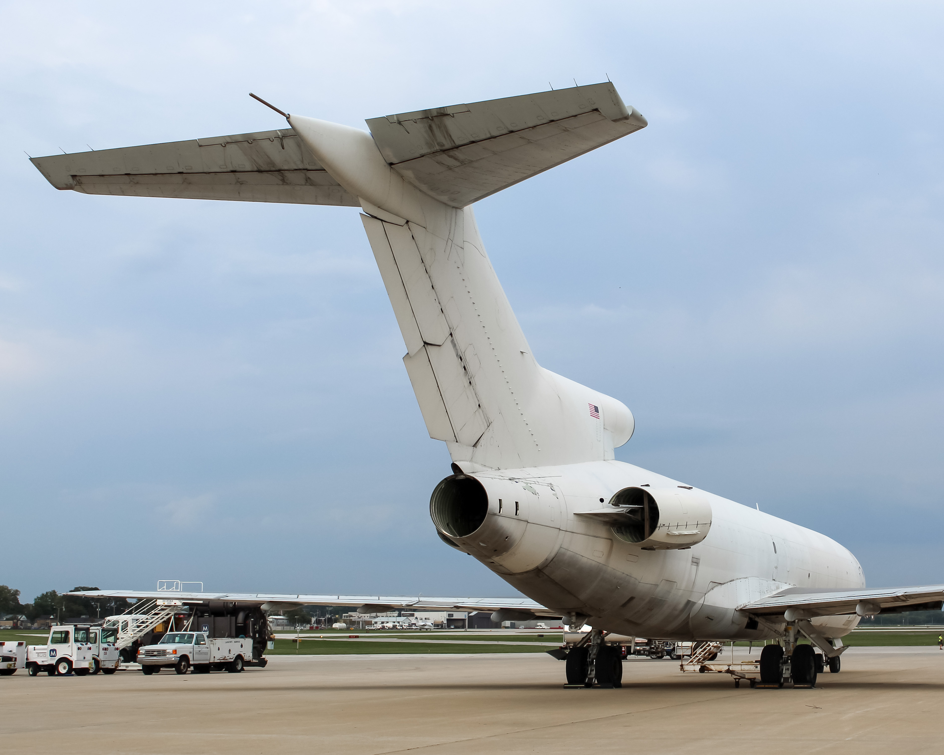 Full size: FedEx Boeing 727-200 N498FE at General Mitchell International Airport